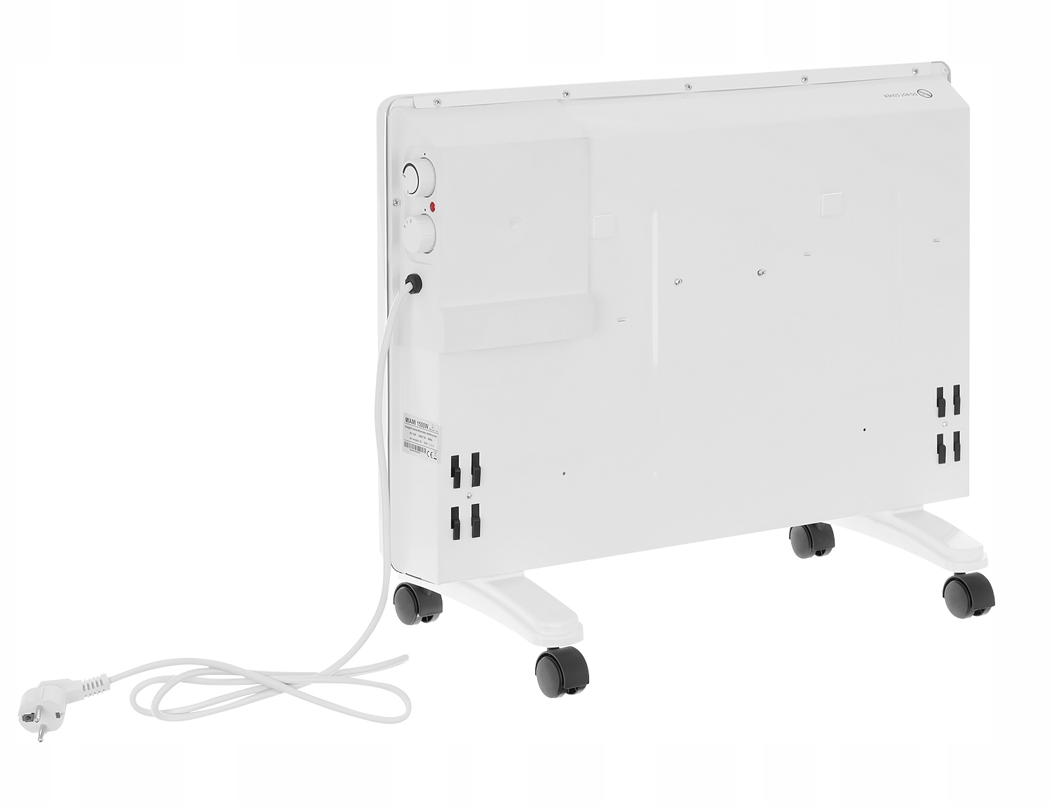 Biały grzejnik elektryczny na kółkach. Podłączony jest przewód zasilający z wtyczką. Widoczne elementy sterujące.