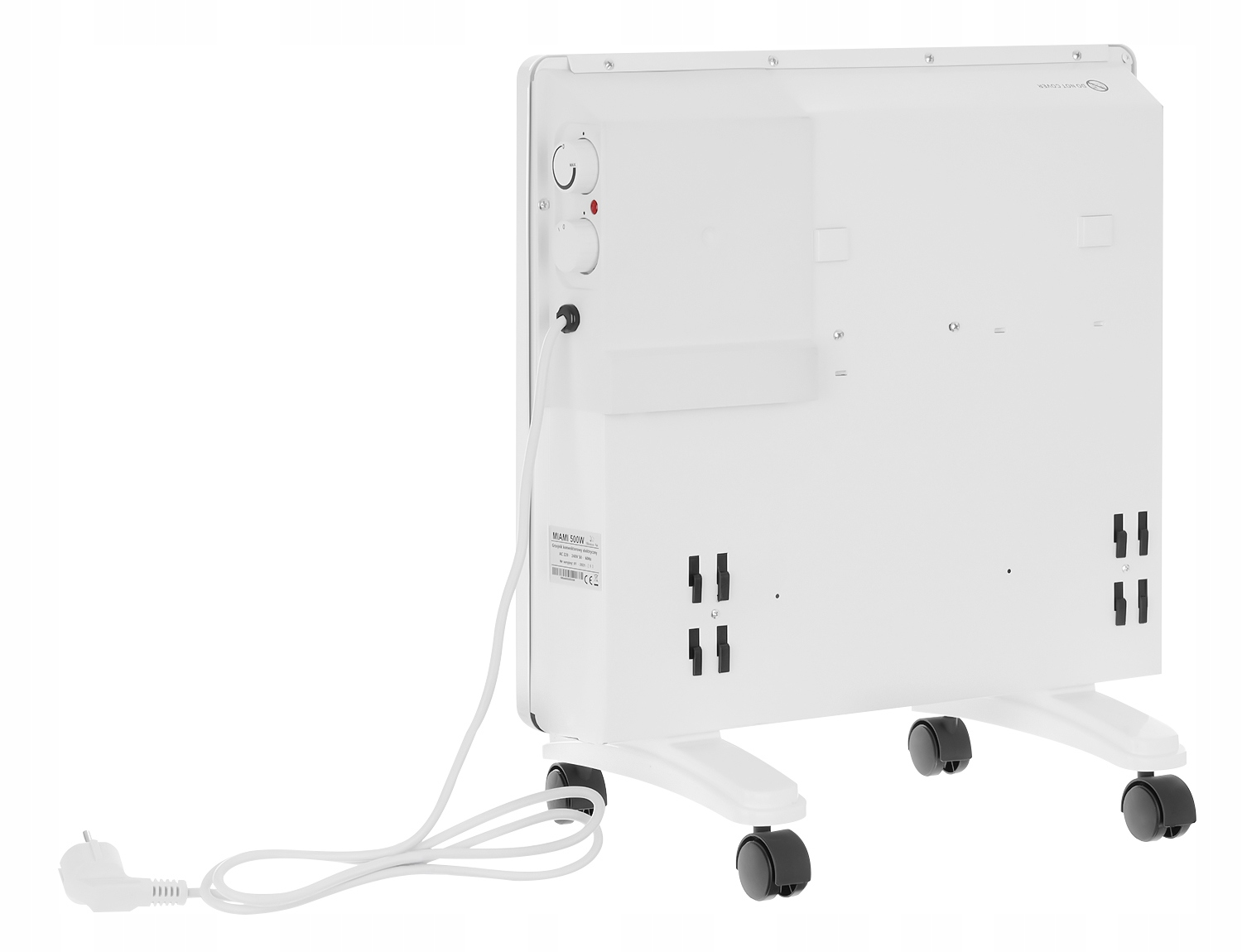 Biały grzejnik elektryczny na kółkach. Ma pokrętła, przewód zasilający i wtyczkę. Tło jest białe.