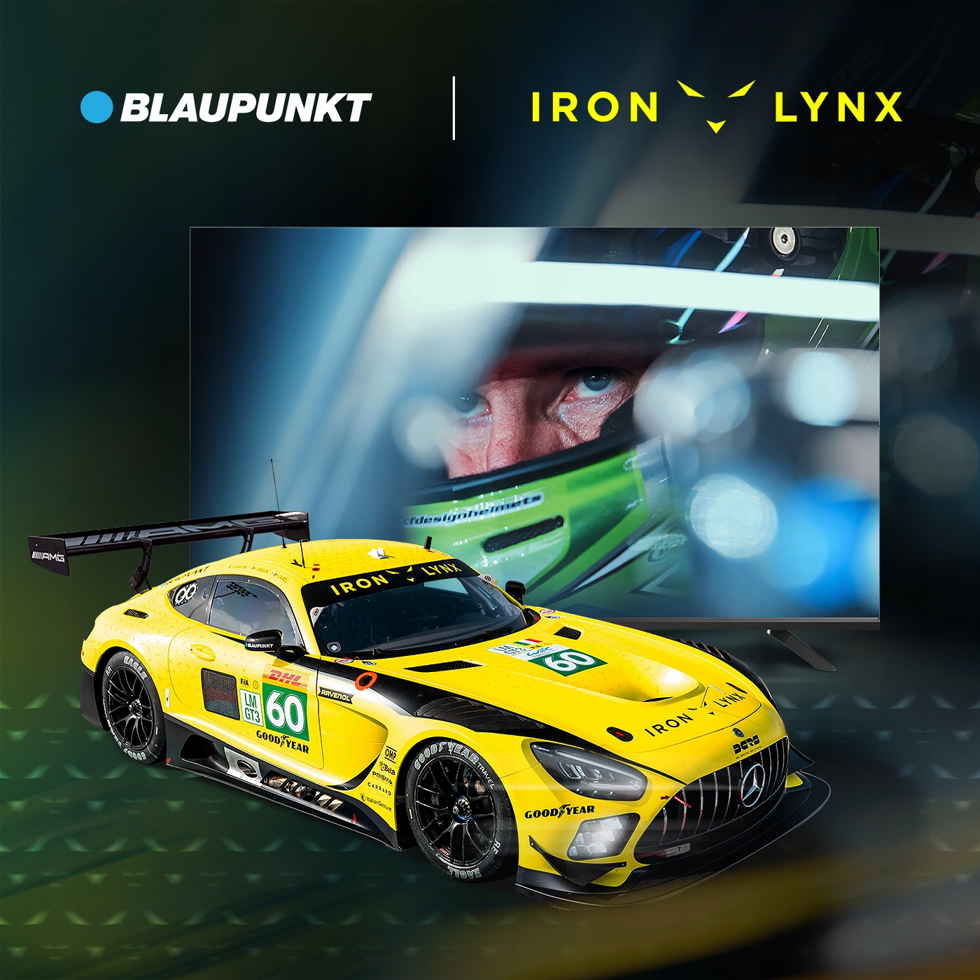 Żółty samochód wyścigowy z logo Iron Lynx stoi przed ekranem telewizora, na którym widać kierowcę w kasku.