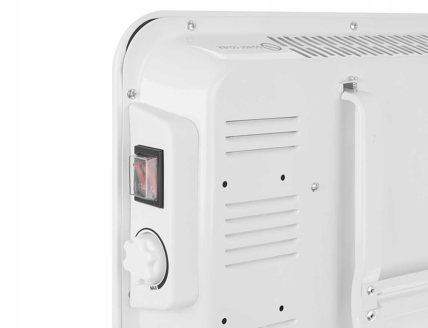 Zbliżenie białego grzejnika elektrycznego. Ma czerwony przełącznik, pokrętło i otwory wentylacyjne. Tło jest białe.