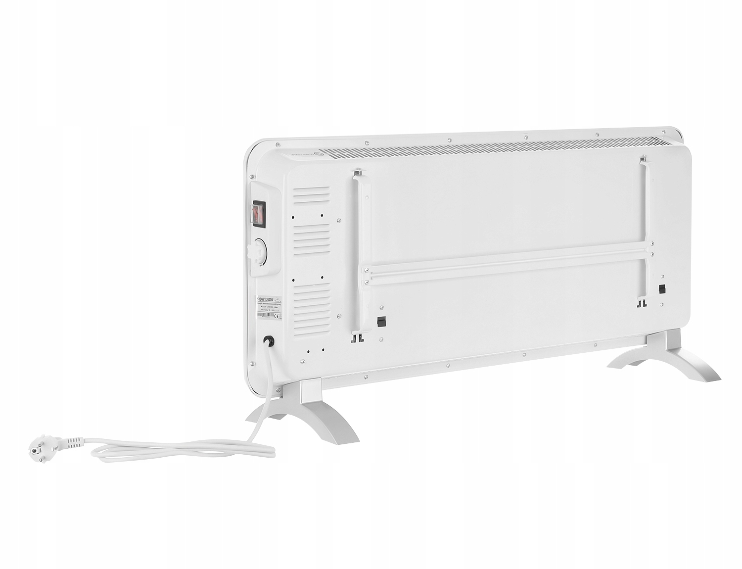 Biały grzejnik elektryczny na białym tle. Ma przewód zasilający i panel sterowania z pokrętłami. Jest ustawiony pod kątem w prawo.