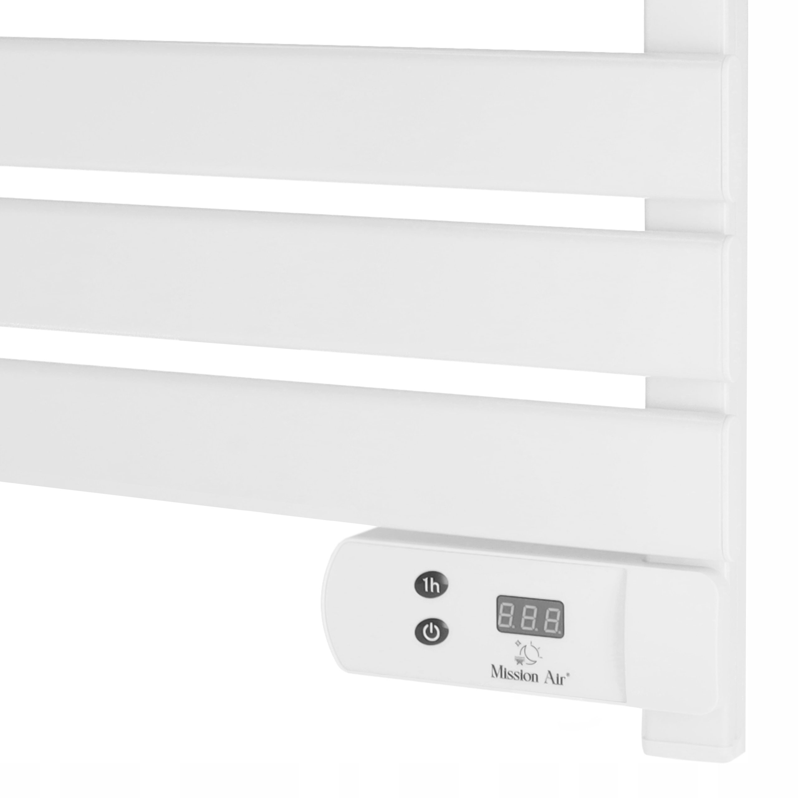 Biały grzejnik drabinkowy z poziomymi prętami. Panel sterowania wyświetla cyfrowy wyświetlacz i przyciski. Marka to Mission Air.