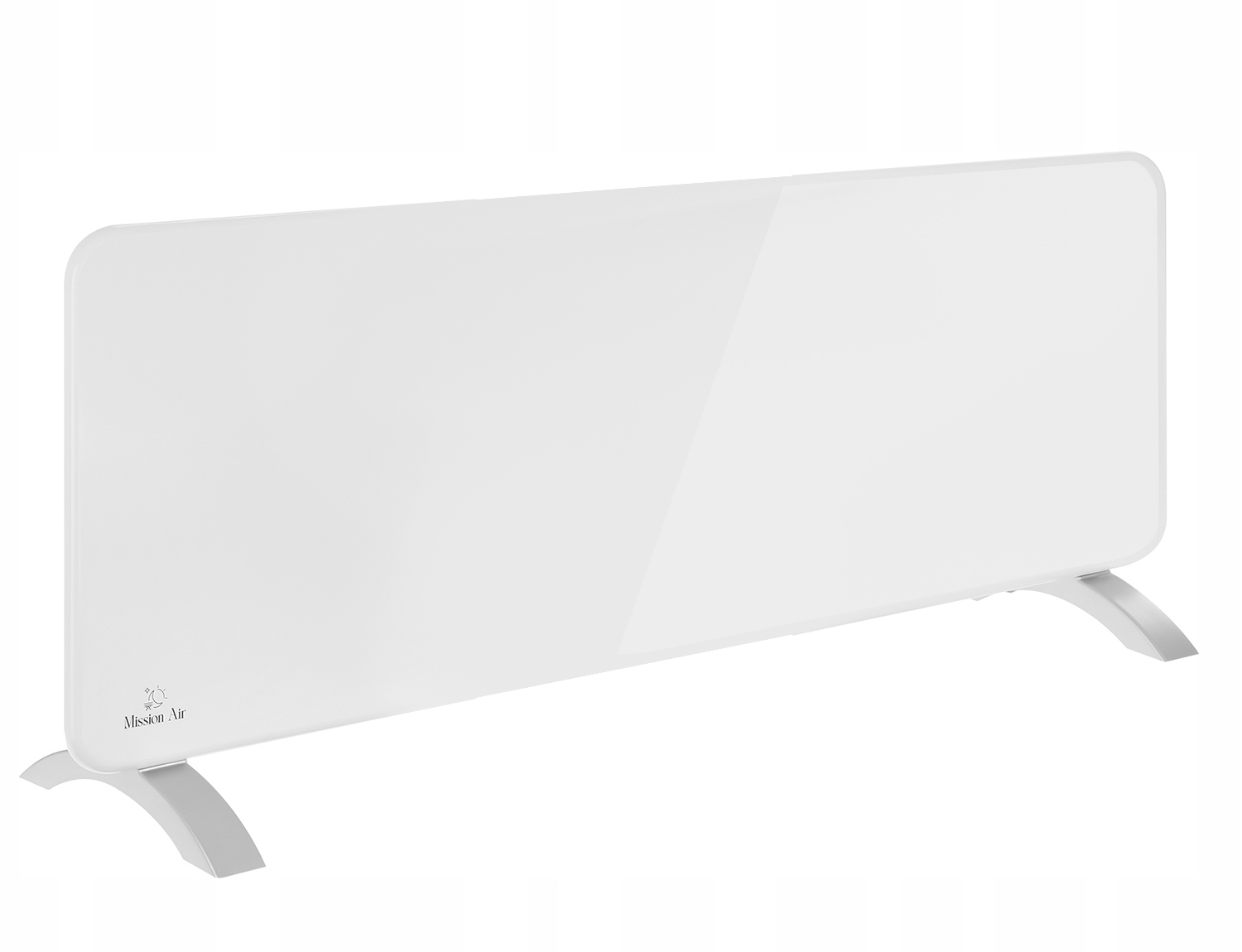 Biały grzejnik elektryczny stoi na dwóch zakrzywionych srebrnych nóżkach. Grzejnik ma napis 'Mission Air'.