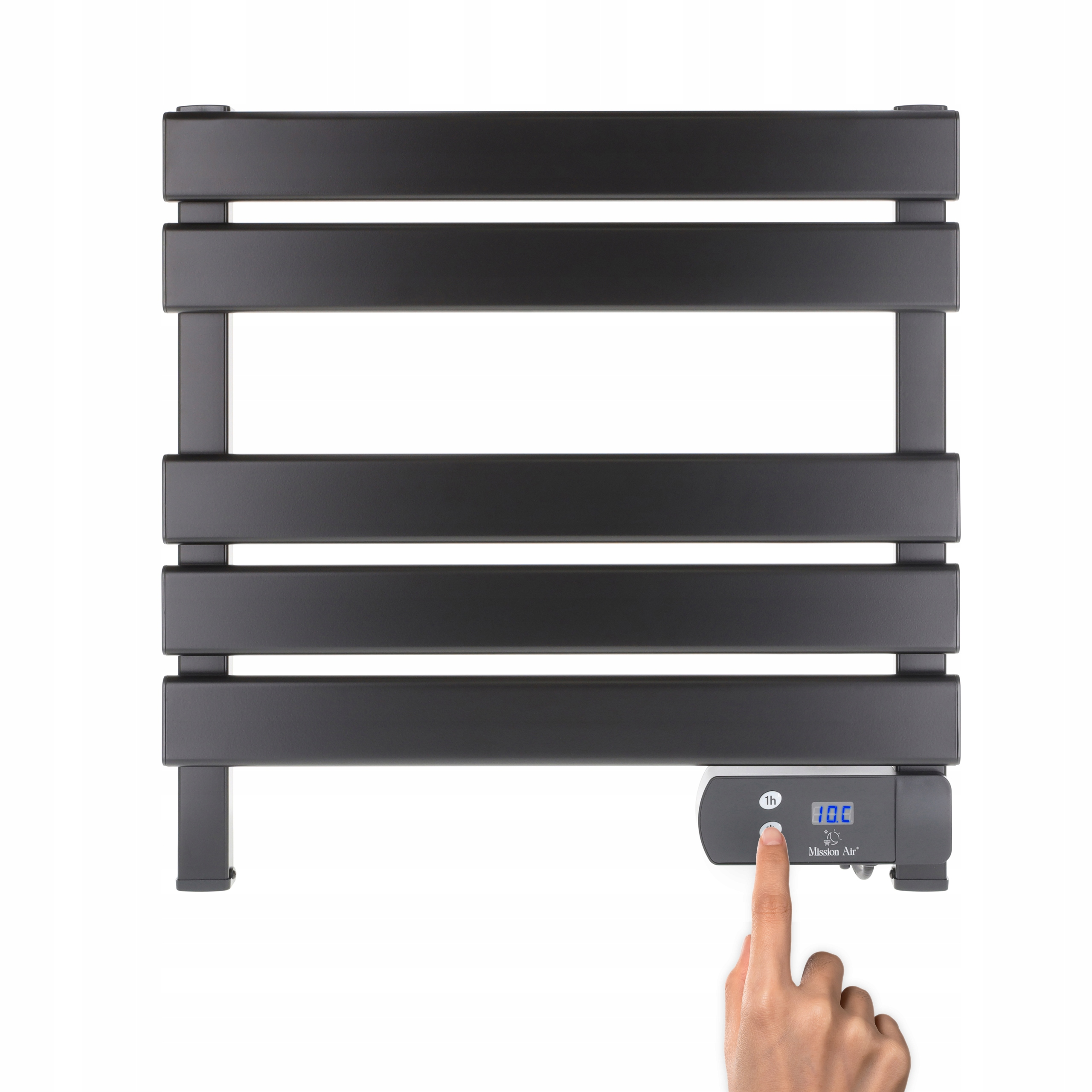 Czarny grzejnik do ręczników z wyświetlaczem cyfrowym pokazującym 10°C. Ręka naciska przycisk.