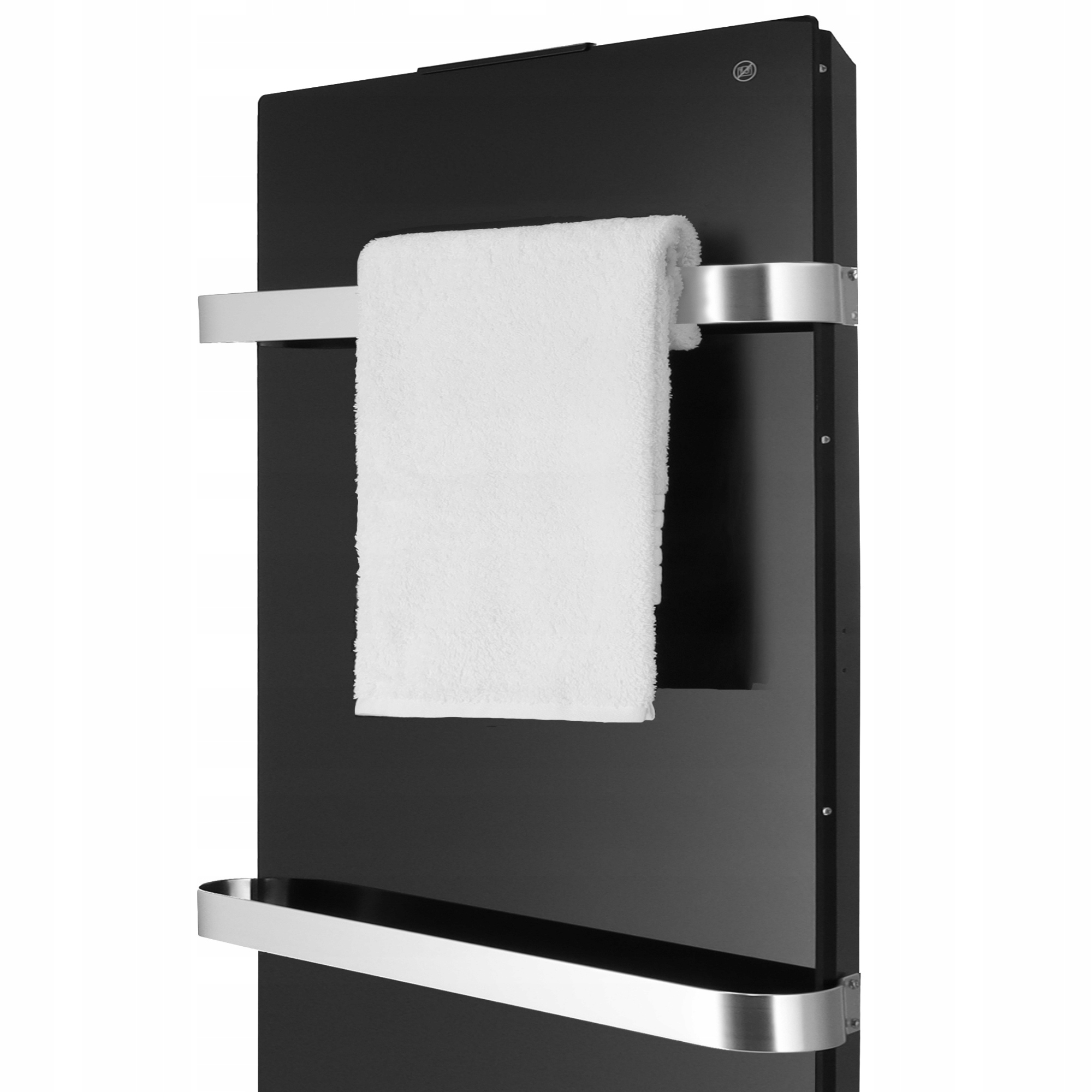 Czarny grzejnik ścienny z białym ręcznikiem. Srebrne wieszaki na ręczniki. Białe tło.