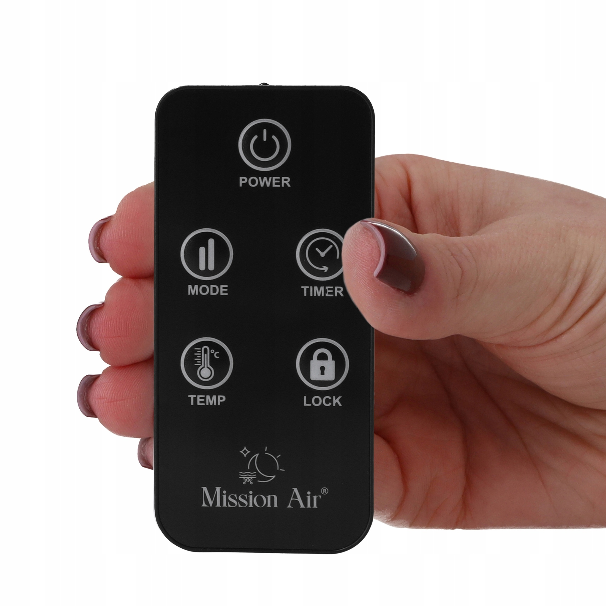 Ręka trzyma czarnego pilota. Przyciski to zasilanie, tryb, timer, temp i blokada. Marka to Mission Air.