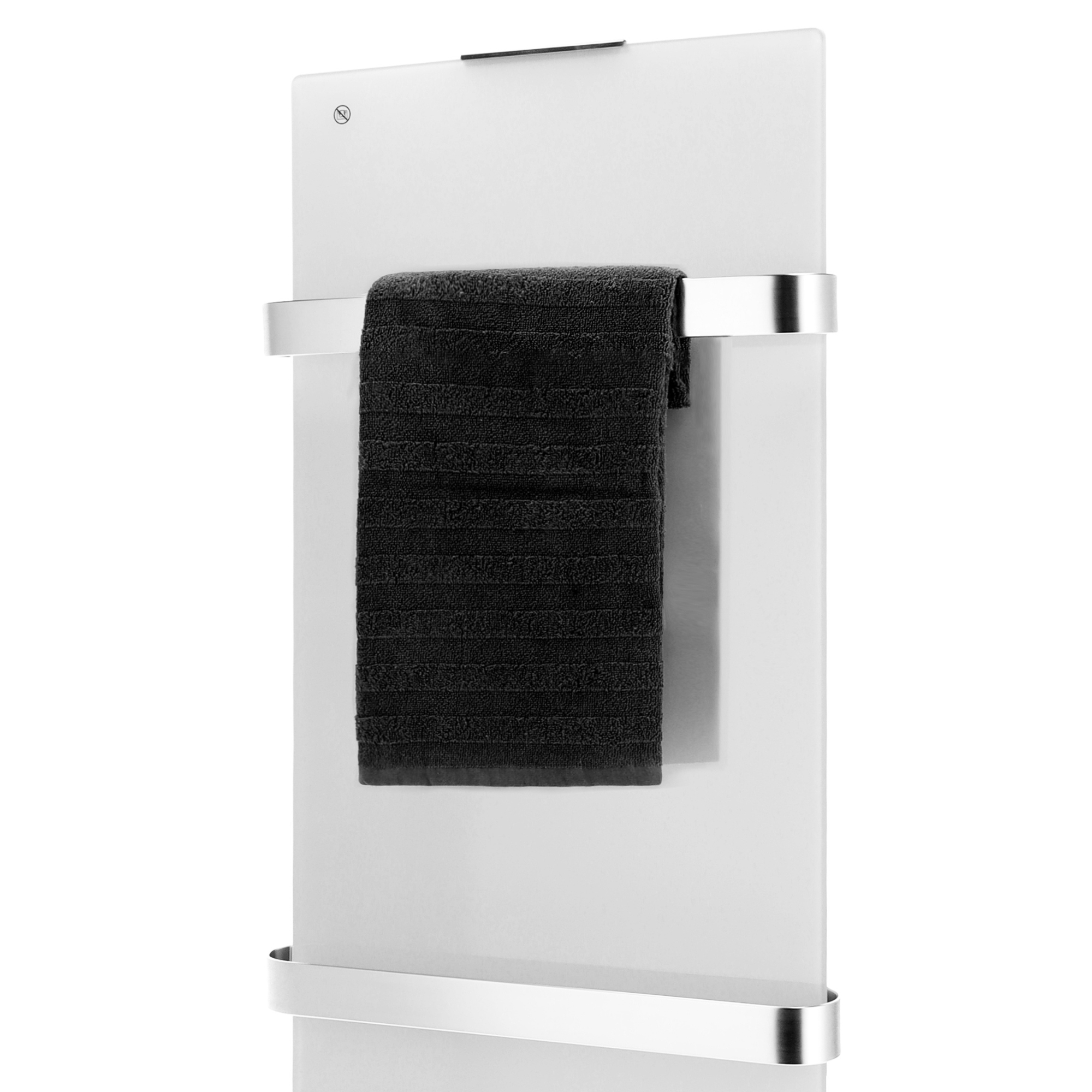 Biały podgrzewacz do ręczników z czarnym ręcznikiem. Ręcznik jest wyśrodkowany, tło białe.