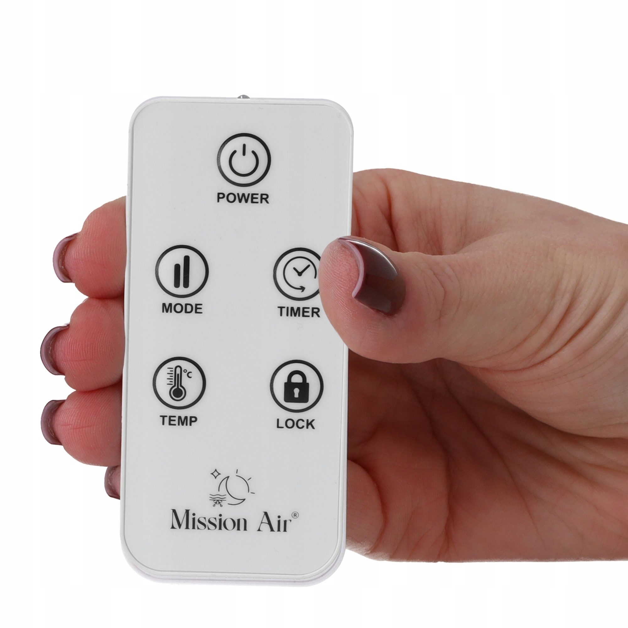 Dłoń trzyma biały pilot z czarnymi ikonami zasilania, trybu, timera, temp. i blokady. Marka Mission Air.