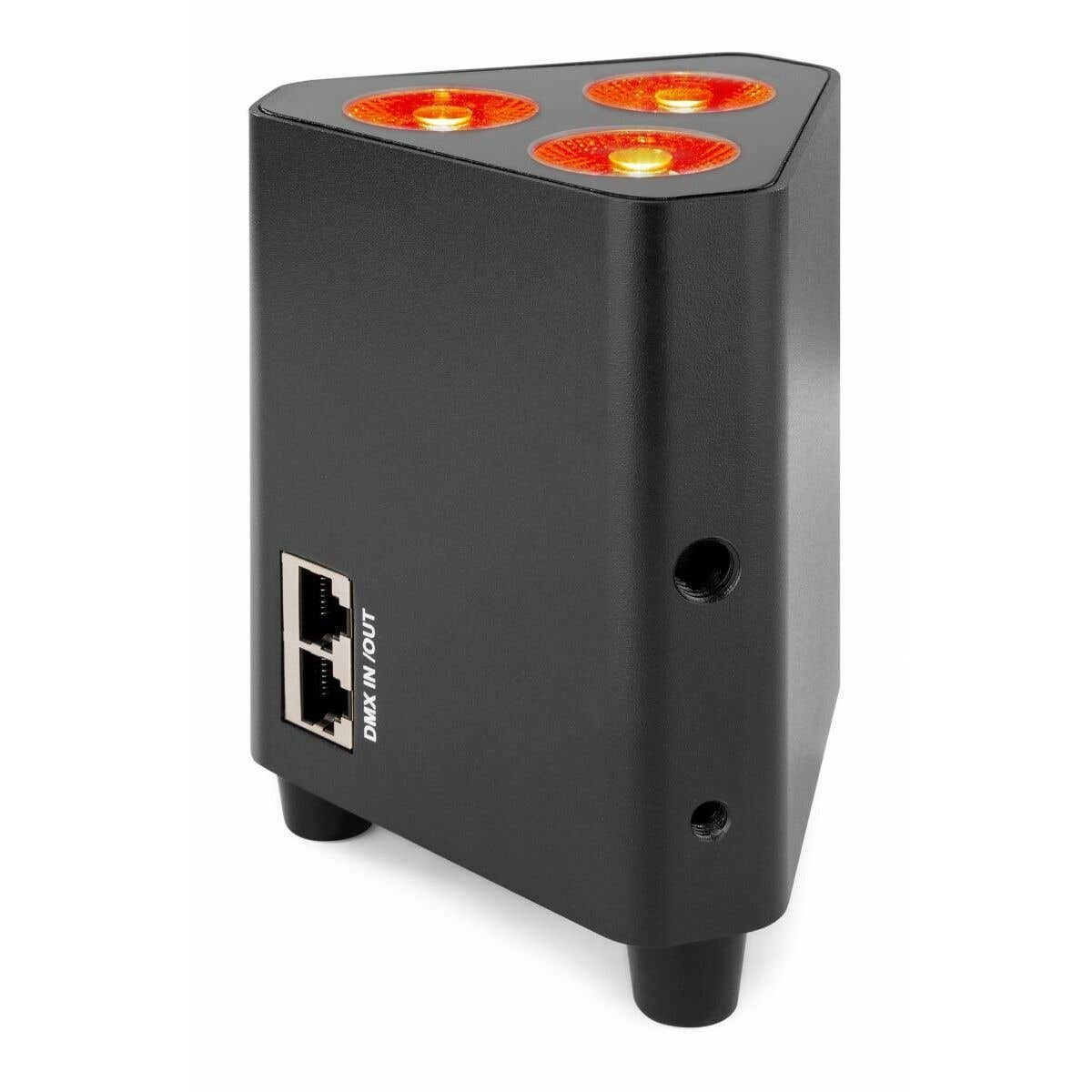 Un accesorio de luz triangular negro con tres luces naranjas en la parte superior. Tiene un puerto DMX de entrada/salida y tres patas negras.