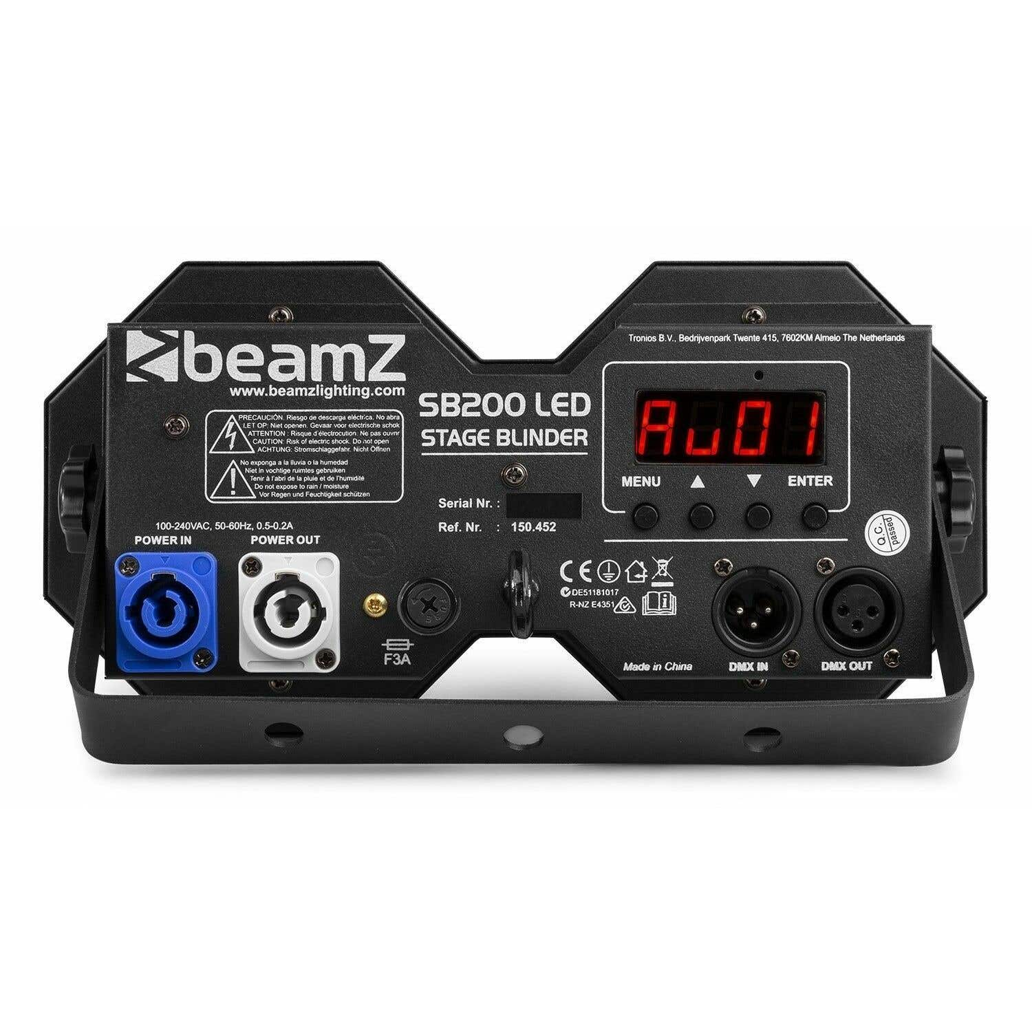 Beamz SB200 LED Stage Blinder negro con panel de control y puertos. Pantalla digital muestra 'A001'. Texto incluye advertencias.