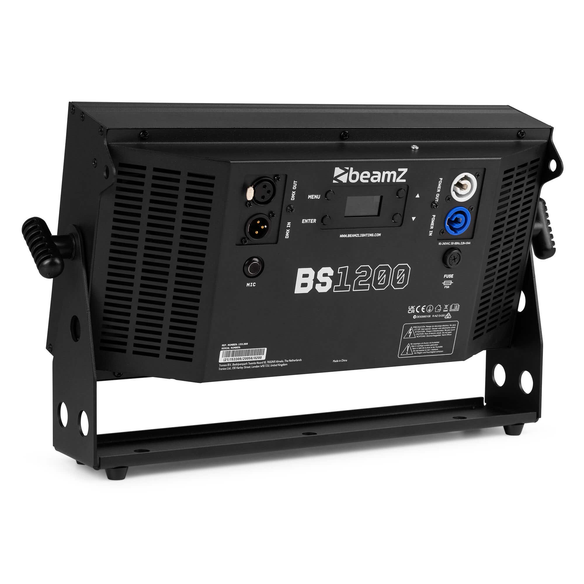 Accesorio de iluminación negro Beamz BS1200. Tiene puertos de alimentación y DMX, una pantalla y un asa. Está sobre un soporte negro.