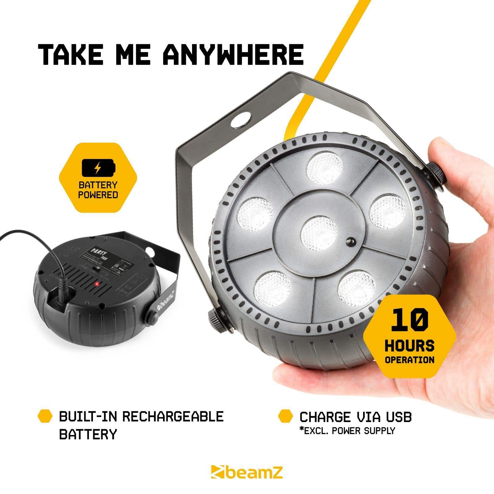 Una luz de fiesta gris en una mano. El texto dice alimentado por batería, 10 horas de funcionamiento, batería recargable incorporada, carga por USB.