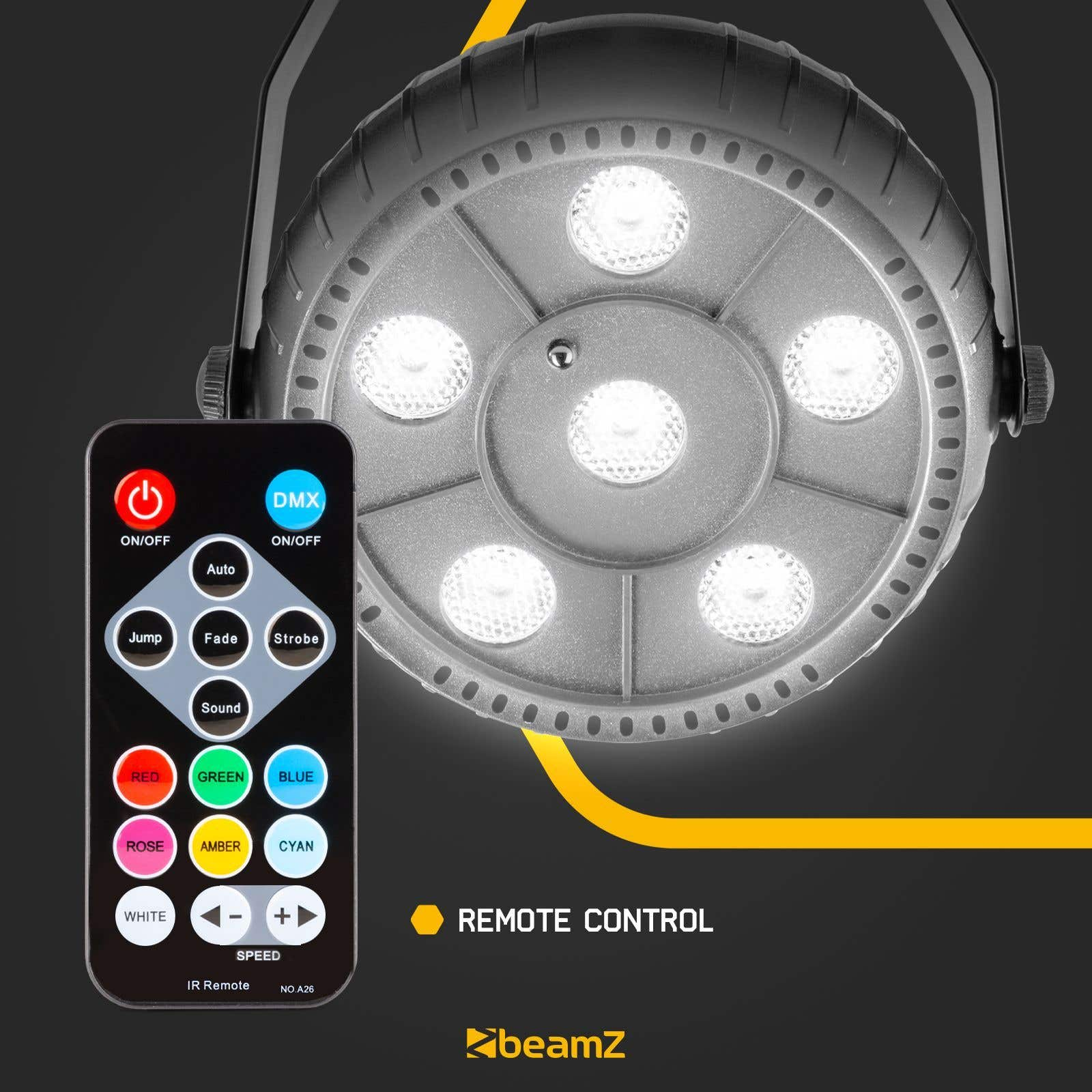 Una luz de escenario con mando a distancia. La luz es plateada con LEDs blancos. El mando tiene botones de color y función.