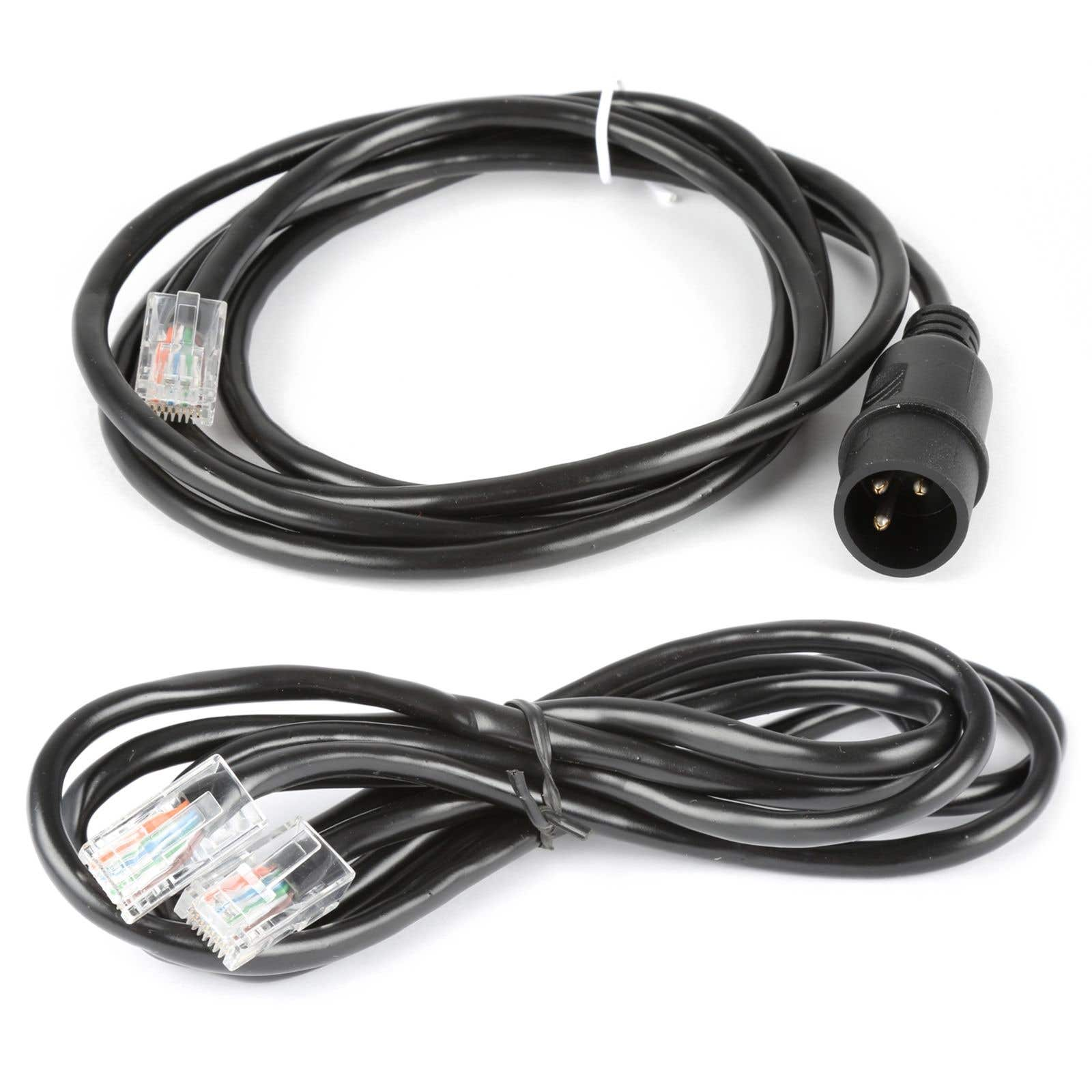 Dos cables de red negros con conectores transparentes y un conector redondo están dispuestos sobre un fondo blanco.