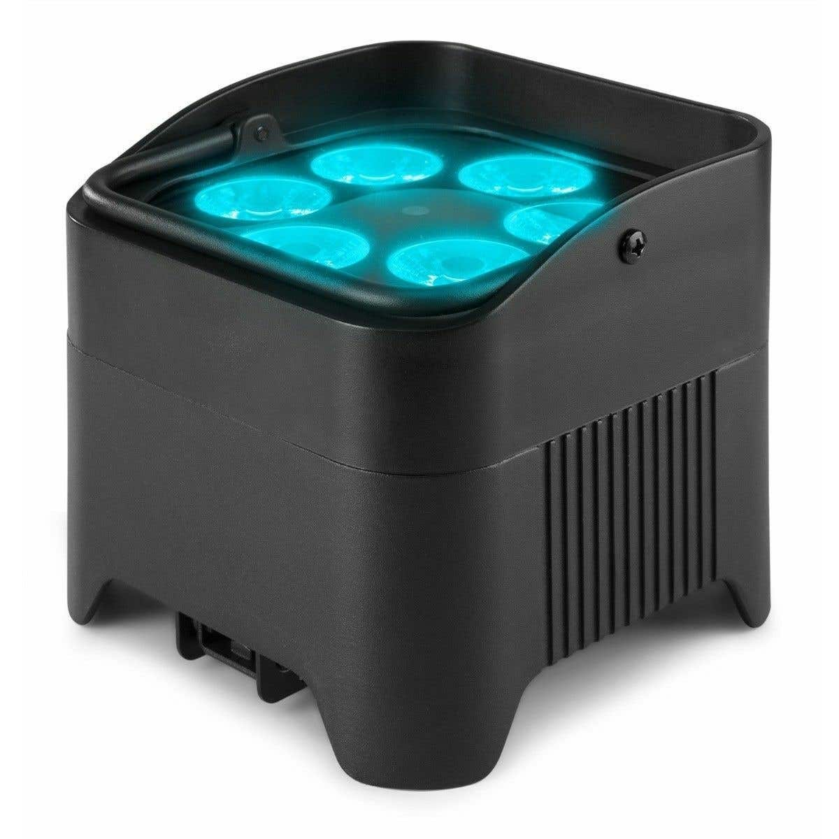 Luminaria cuadrada negra con seis luces azules. Tiene un asa y líneas verticales en el lateral para ventilación. Sobre fondo blanco.
