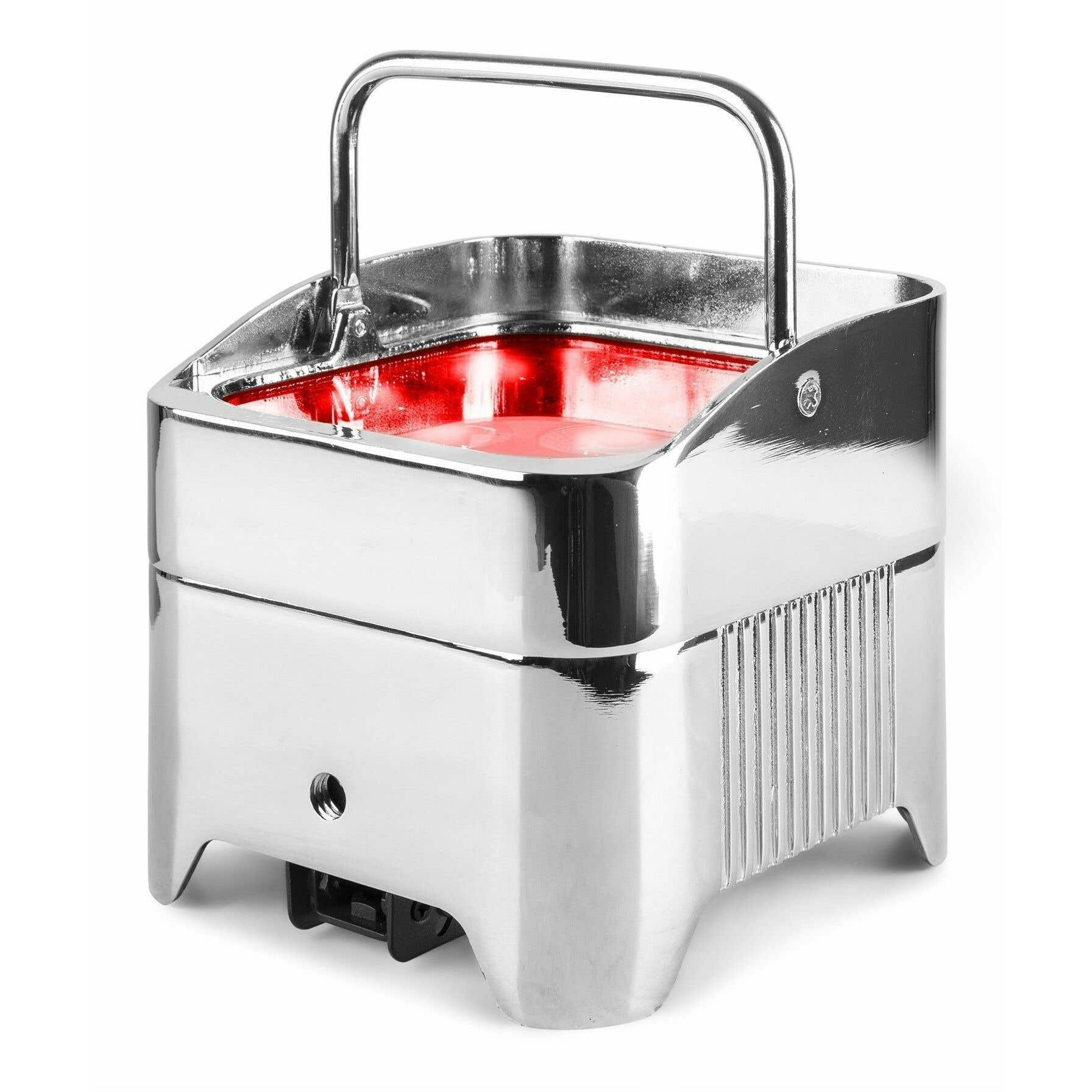 Un electrodoméstico cromado con interior rojo. Tiene un asa y forma rectangular. El fondo es blanco.