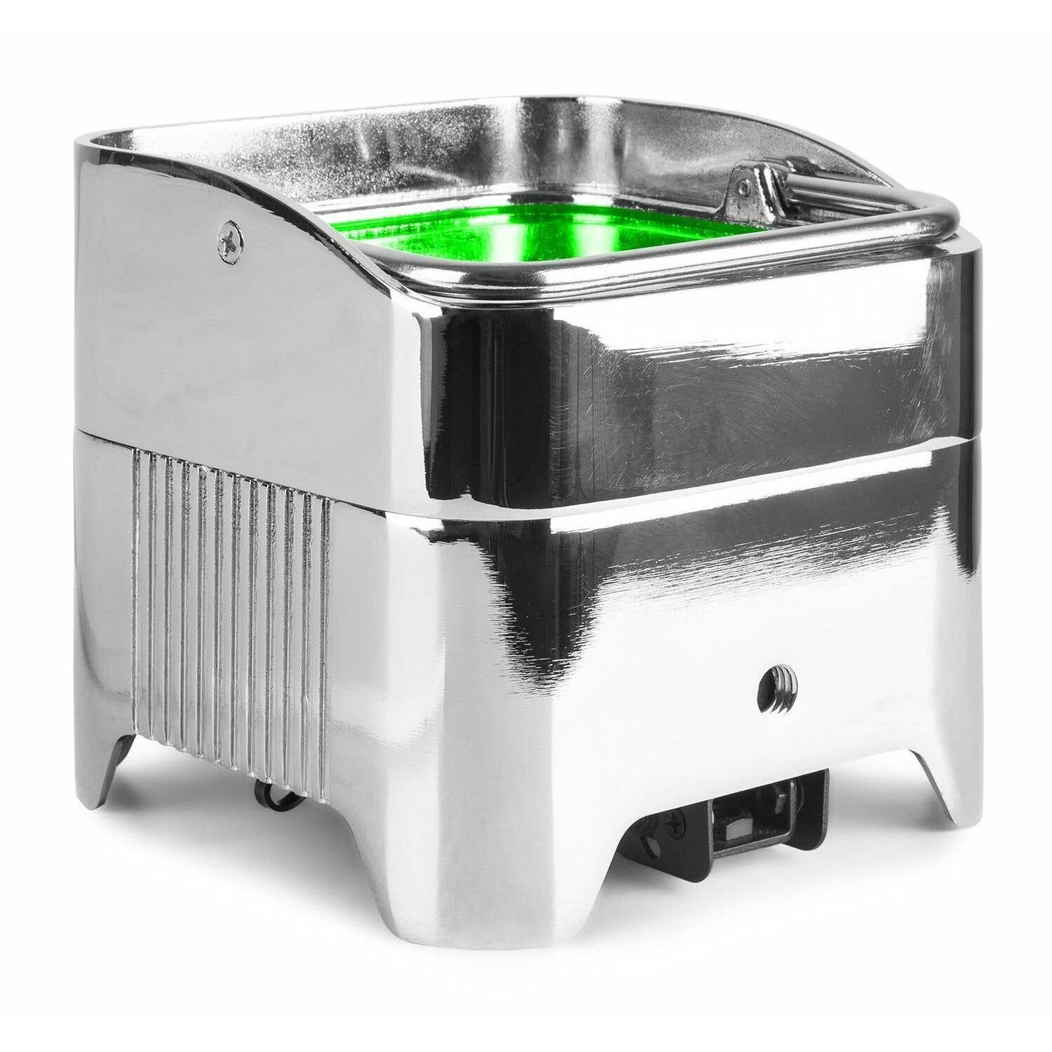 Un recipiente brillante, similar al cromo, con un interior verde. Tiene un asa y ventilaciones laterales. El objeto está sobre una superficie blanca.