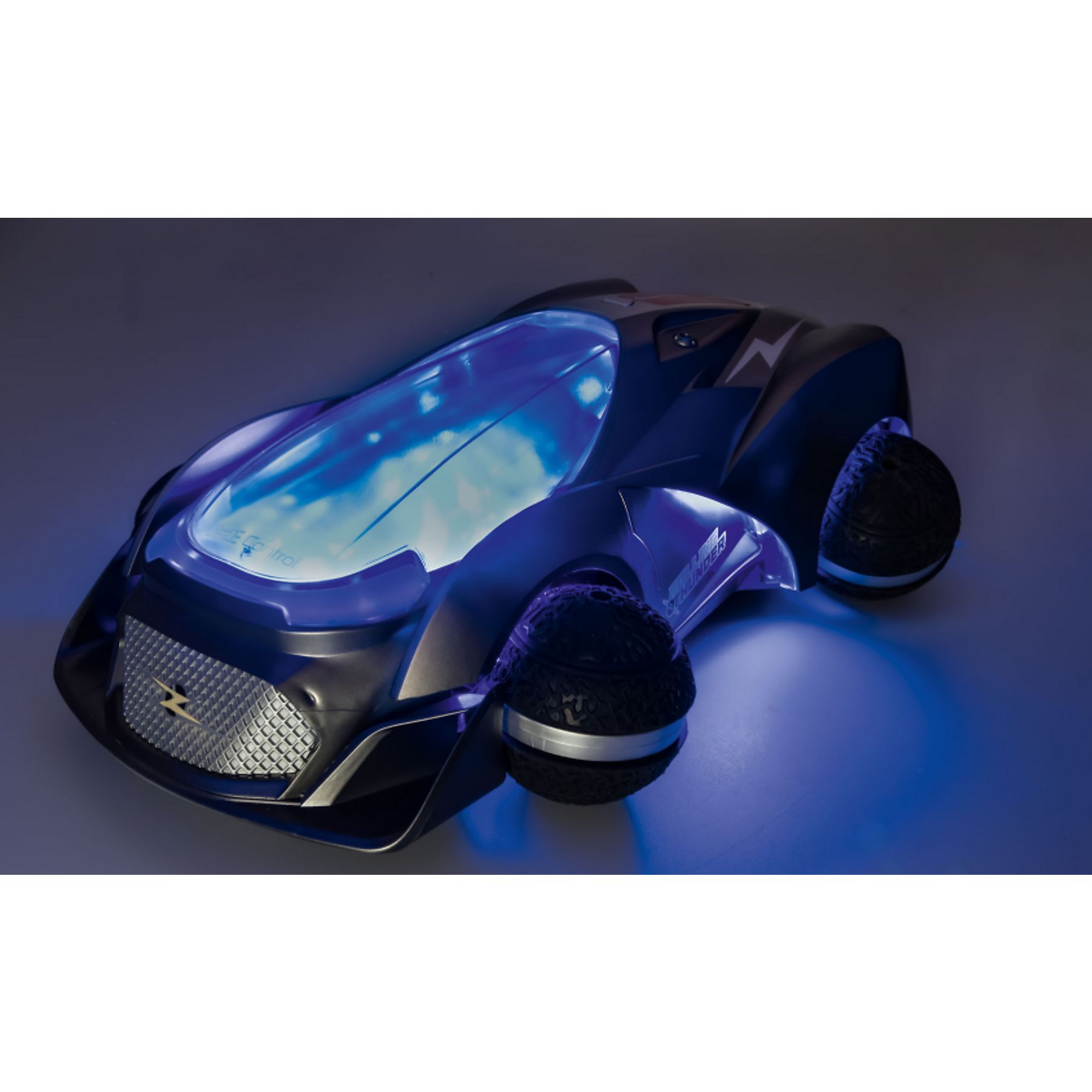 Ein futuristisches Spielzeugauto mit blau leuchtenden Lichtern. Es hat runde Räder und ein Blitzlogo auf der Vorderseite.