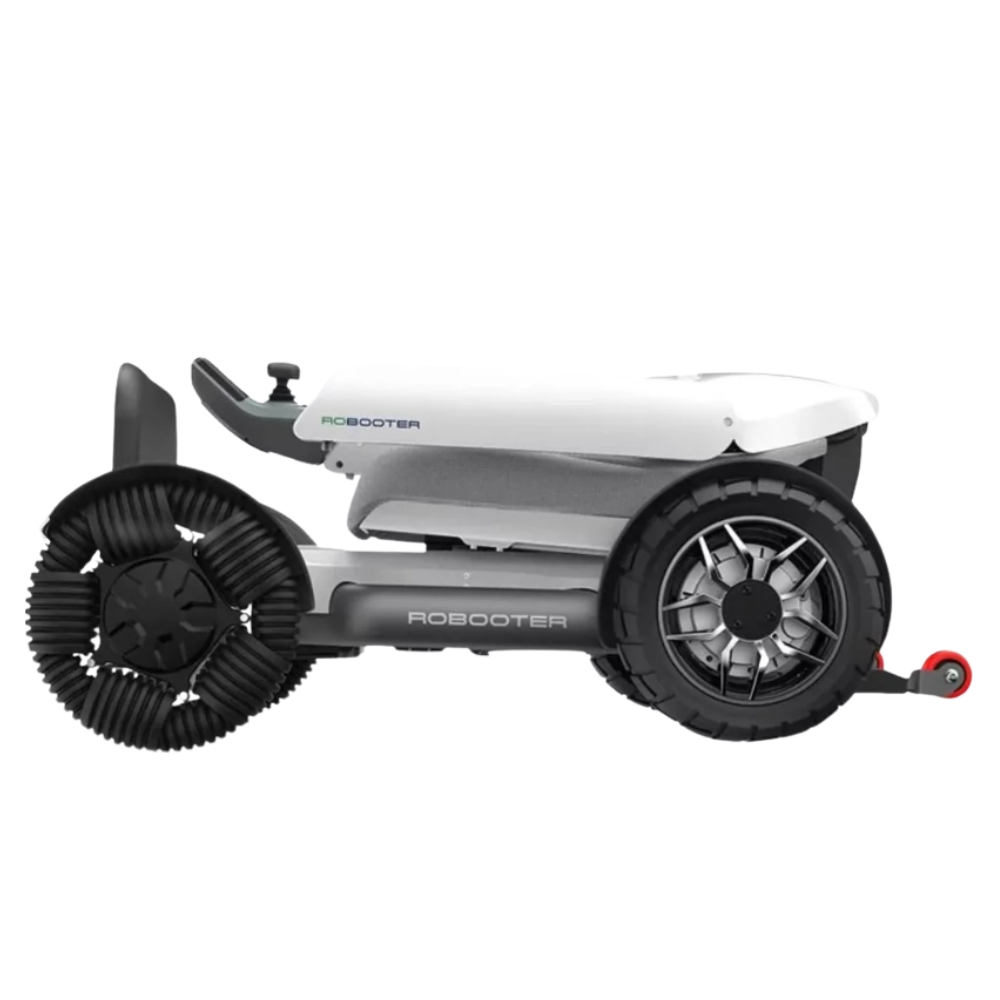 Un scooter de movilidad Robooter blanco y gris. Tiene dos ruedas grandes y una rueda de cepillo. La marca es visible en el cuerpo.