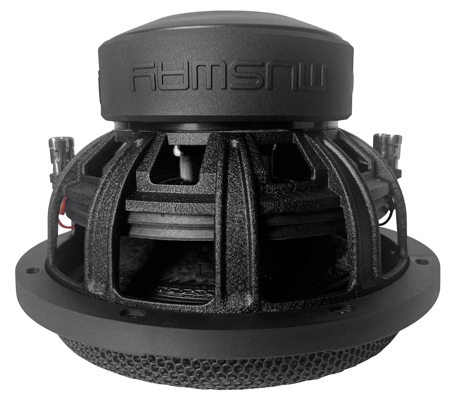 Ein schwarzer Subwoofer mit dem Wort 'MUSWAY' oben. Der Lautsprecher hat einen Maschenboden und Metallakzente. Isoliert auf Weiß.