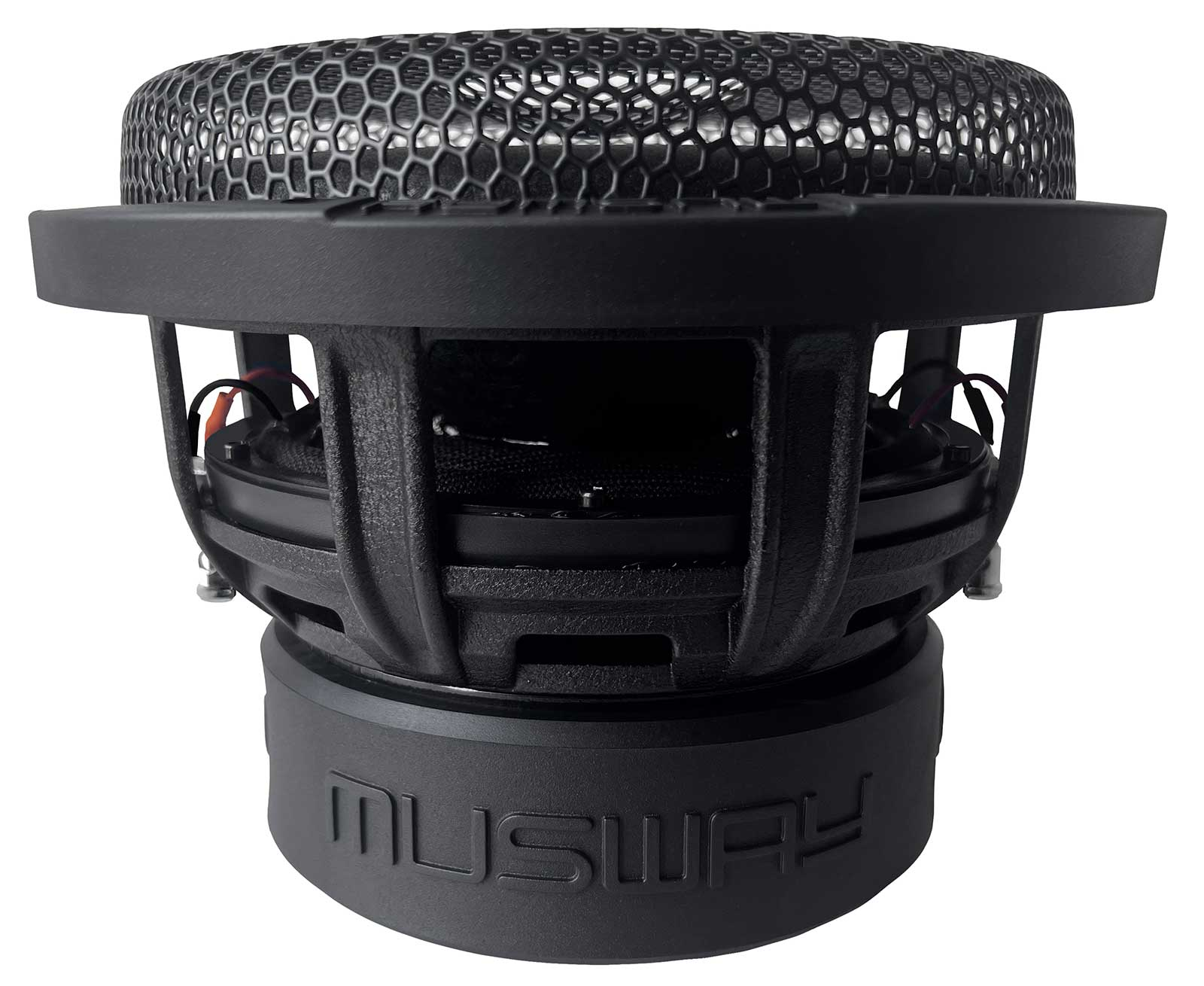 Schwarzer Subwoofer mit einem Mesh-Gitter. Auf der Basis steht 'MUSWAY'. Drähte und Schrauben sind sichtbar.