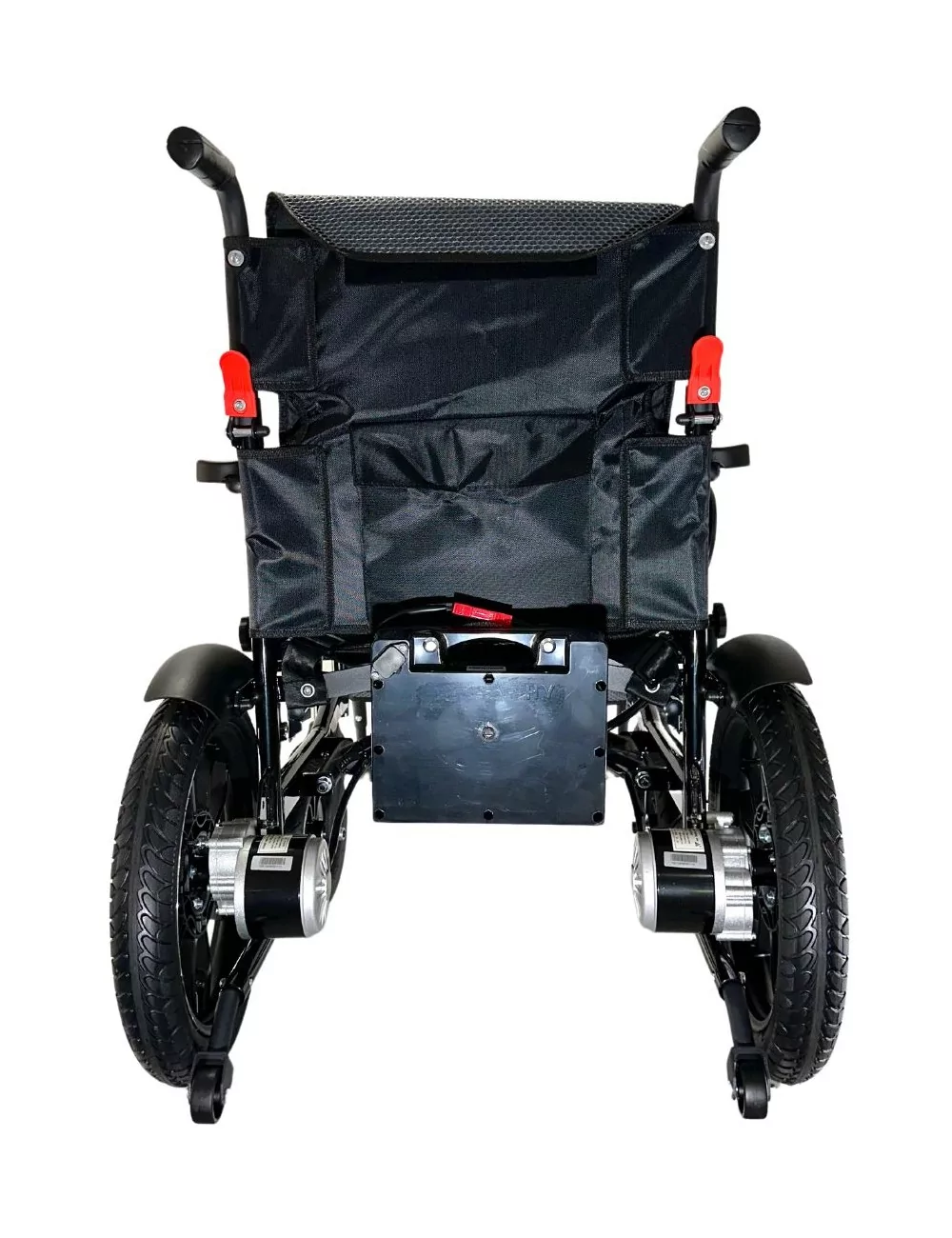 Silla de ruedas eléctrica negra, vista trasera. Cuenta con neumáticos negros, asiento, reposabrazos y una caja de batería negra. Acentos rojos visibles.