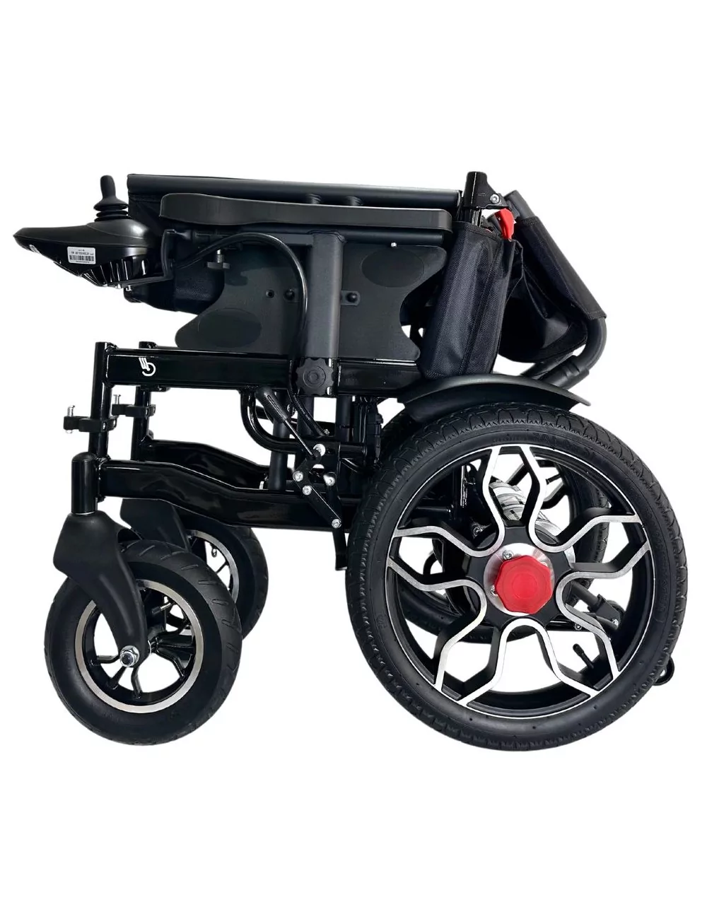 Silla de ruedas eléctrica negra. Características: joystick, asiento negro, ruedas traseras grandes con tapas centrales rojas. Diseño plegable.