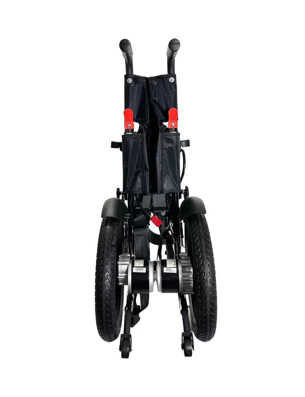 Silla de ruedas eléctrica negra y plateada plegada. Cuenta con asiento negro, detalles rojos, ruedas traseras grandes y ruedas delanteras pequeñas.