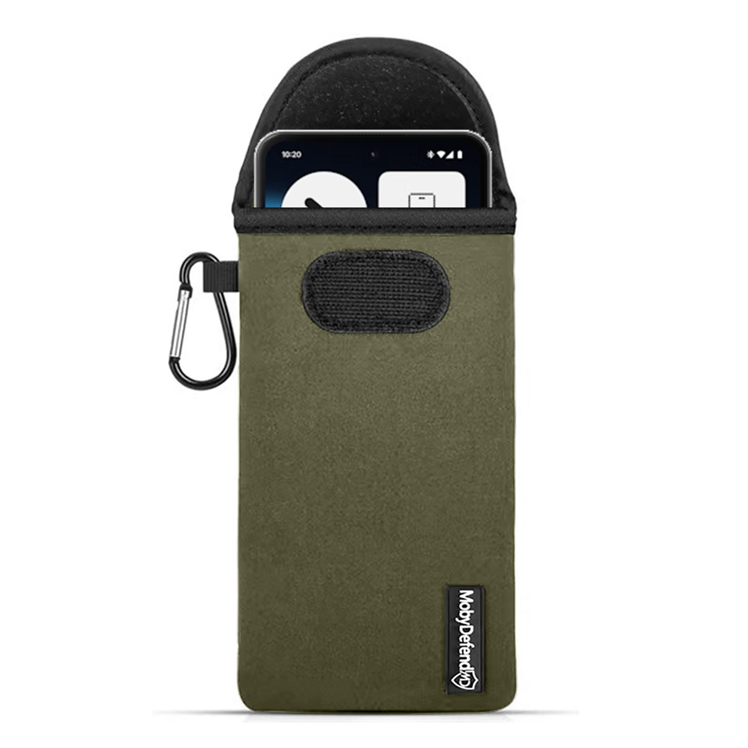 Un étui de téléphone vert olive contient un téléphone. Un mousqueton noir est attaché. Le téléphone affiche l'heure 10:20 à l'écran.