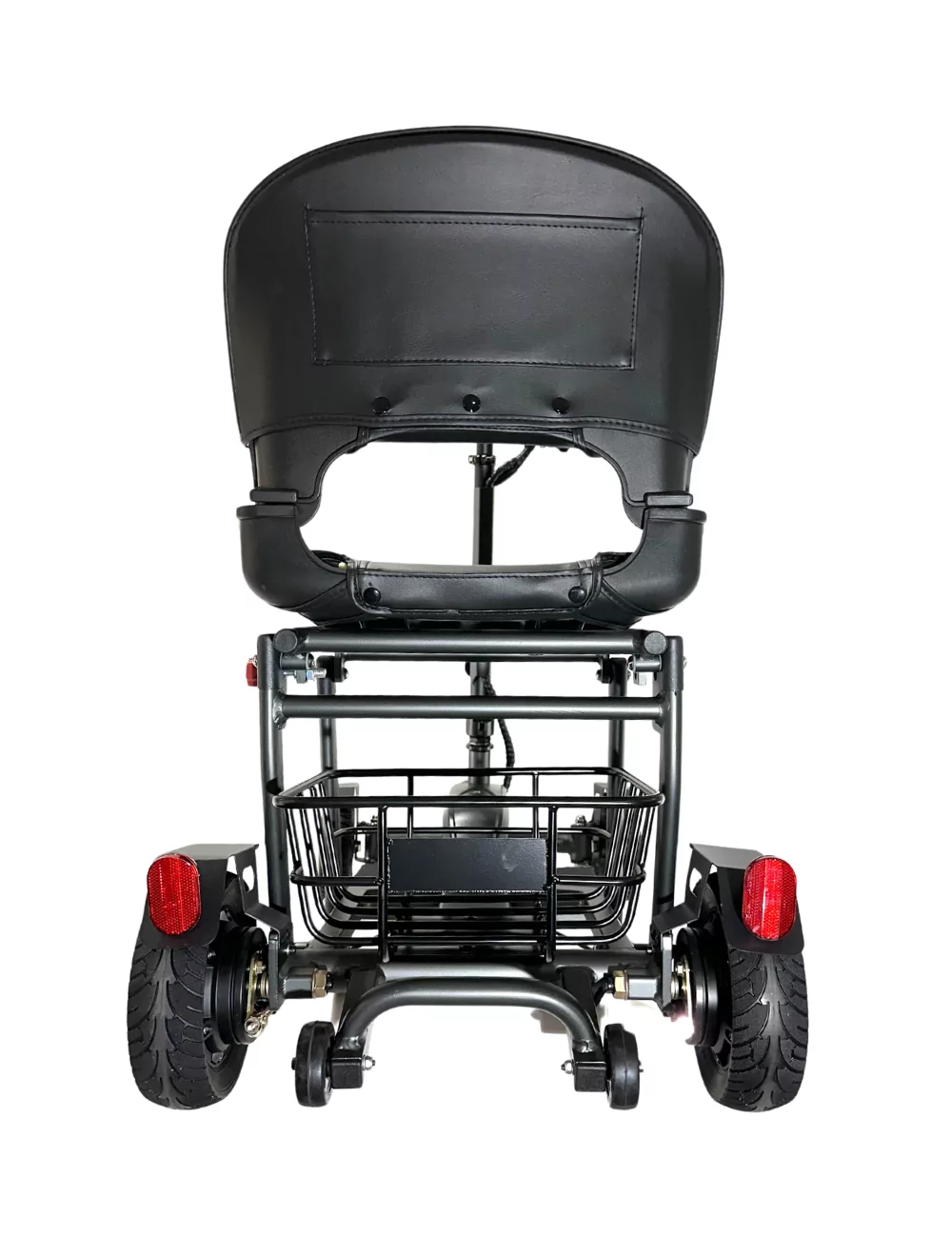 Scooter de movilidad negro. Cuenta con asiento, cesta y luces traseras. Se ven los neumáticos. Marco de metal. Aislado sobre fondo blanco.