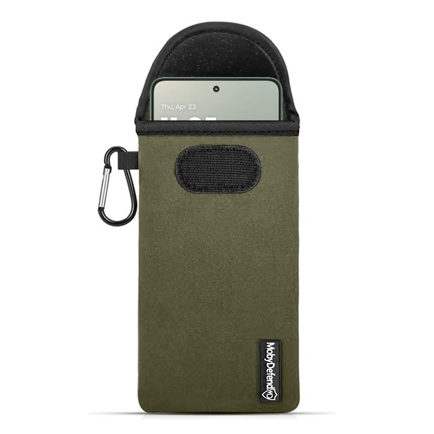 Een olijfgroene telefoonhoes bevat een telefoon, de hoes heeft een zwarte bovenkant en een zwarte sluiting. Er zit een karabijnhaak aan.