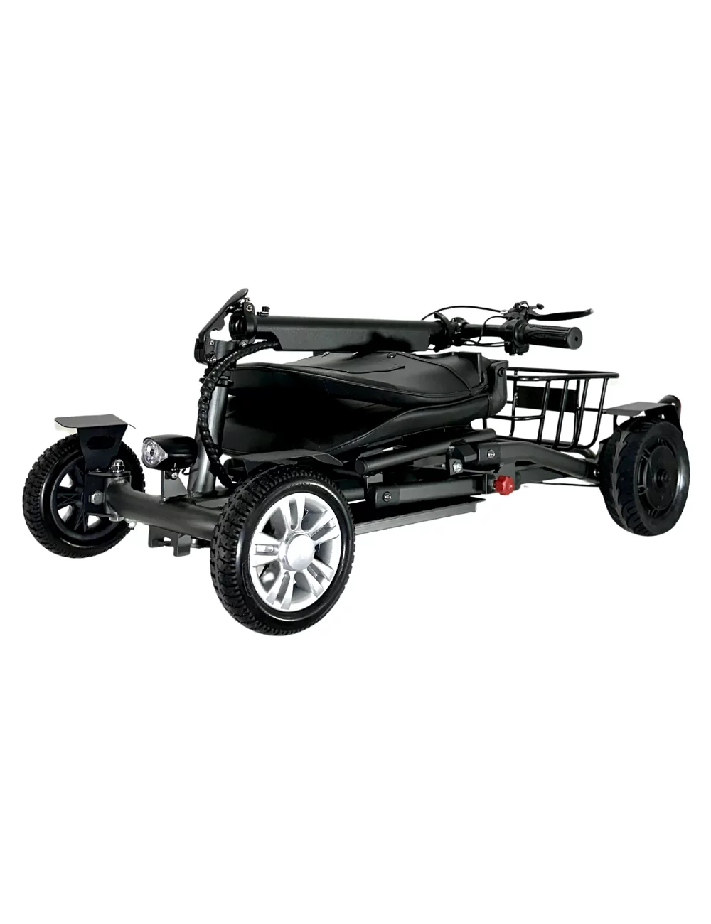 Un scooter de movilidad negro y plegable. Tiene tres ruedas, un asiento, manillar y una cesta. El fondo es blanco.