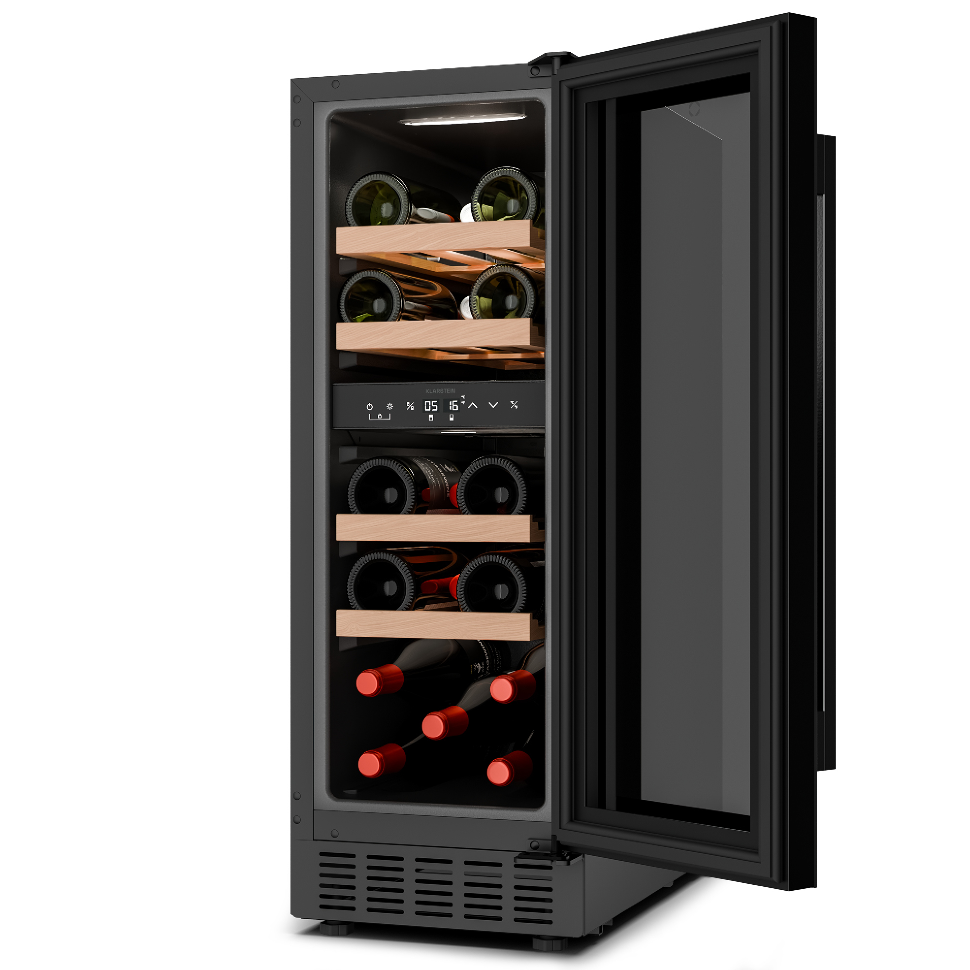 Una cantinetta con la porta aperta. All'interno bottiglie di vino su ripiani di legno. La porta e il frigorifero sono neri.
