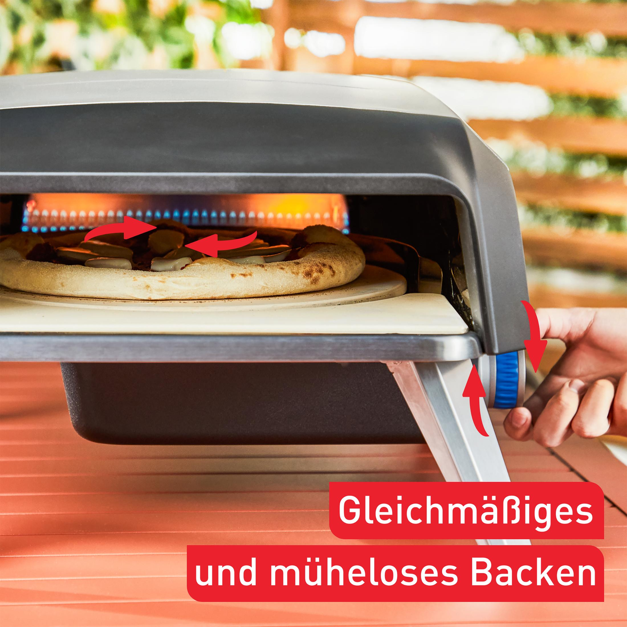 Eine Pizza in einem Ofen im Freien. Rote Pfeile zeigen auf die Pizza und die Steuerung. Text: 'Gleichmäßiges und müheloses Backen'.