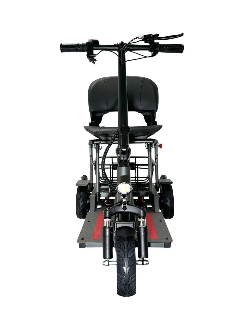 Un scooter de movilidad negro y gris está centrado en blanco. Tiene asiento, cesta y tres ruedas. El neumático delantero es visible.