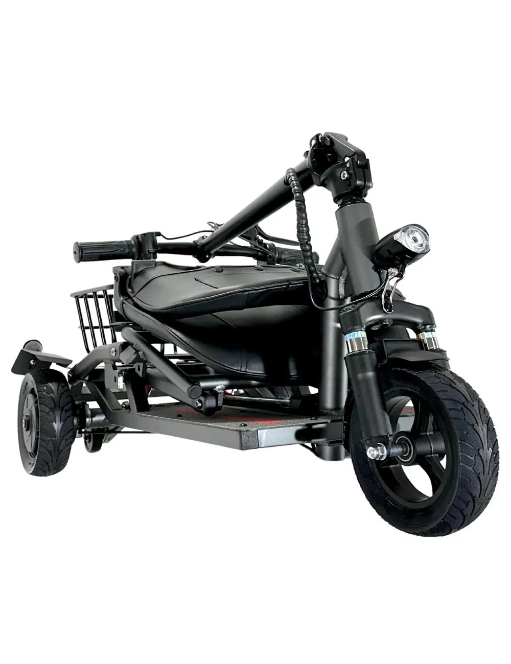 Un scooter eléctrico negro de tres ruedas. Tiene asiento, cesta y faro. Los neumáticos son negros y el fondo blanco.