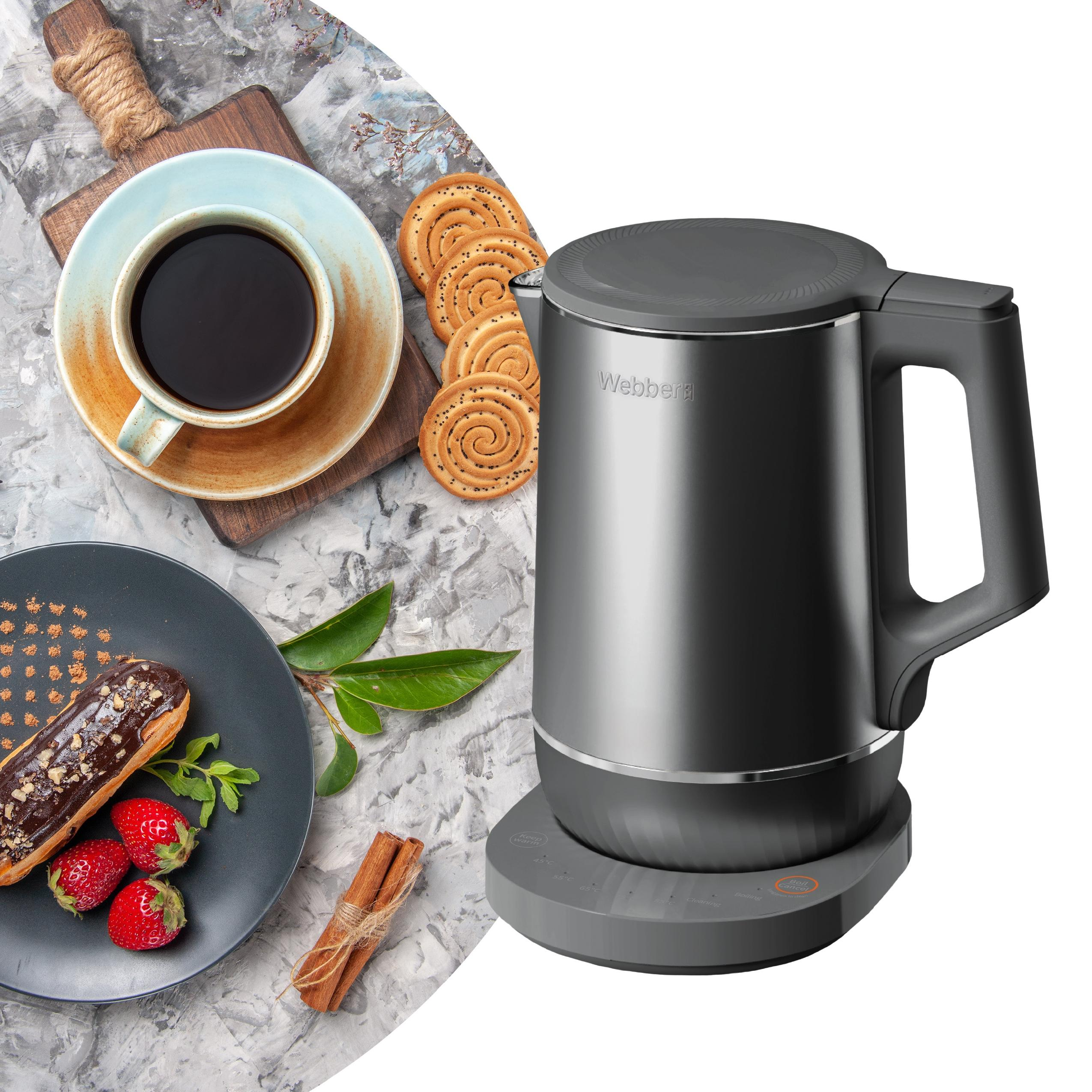 Ciemny czajnik, kawa, ciasto i owoce na stole. Czajnik jest obok talerza z jedzeniem. Tło jest szare.