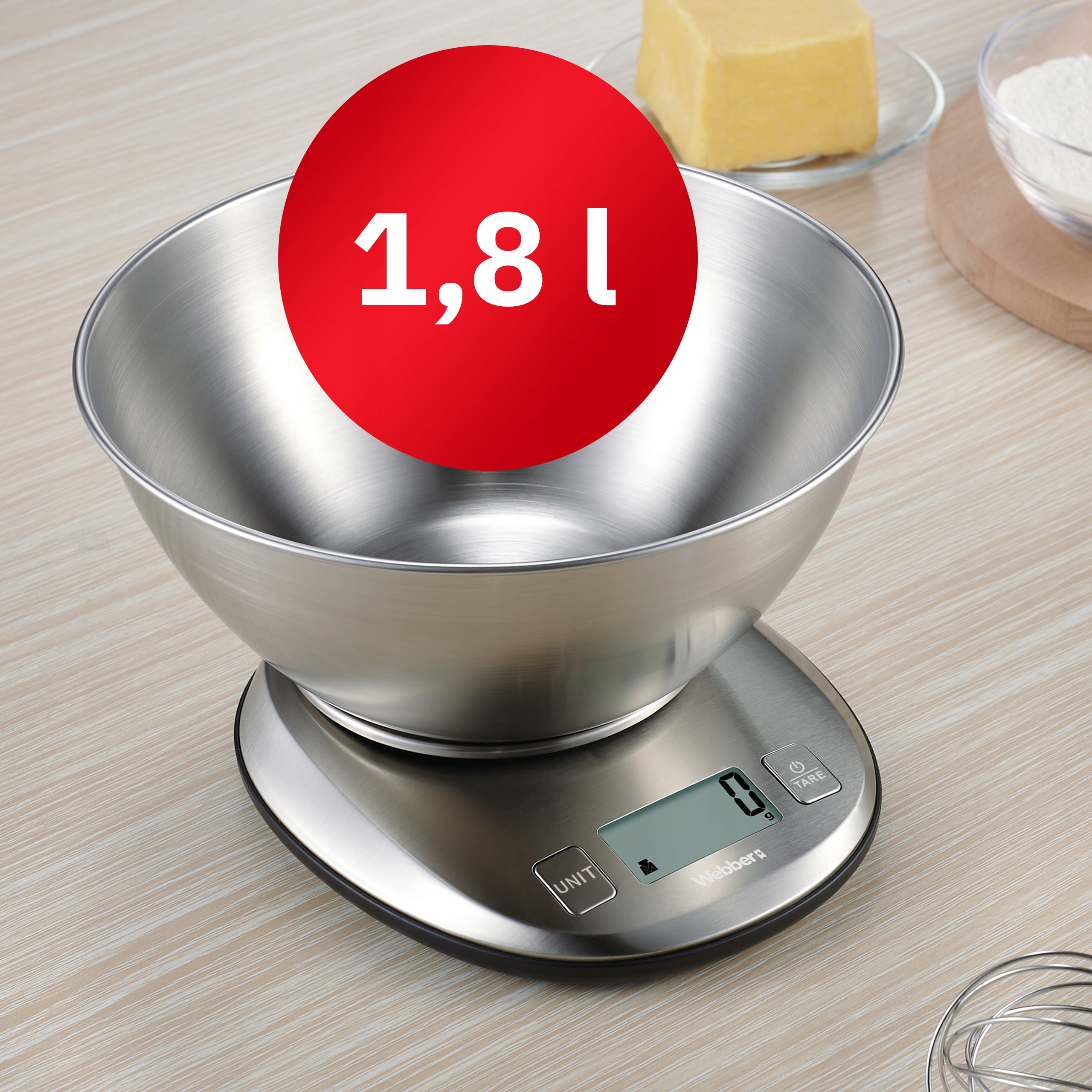 Stalowa miska na wadze cyfrowej. Czerwone koło z '1,8 l'. Masło i mąka w tle.