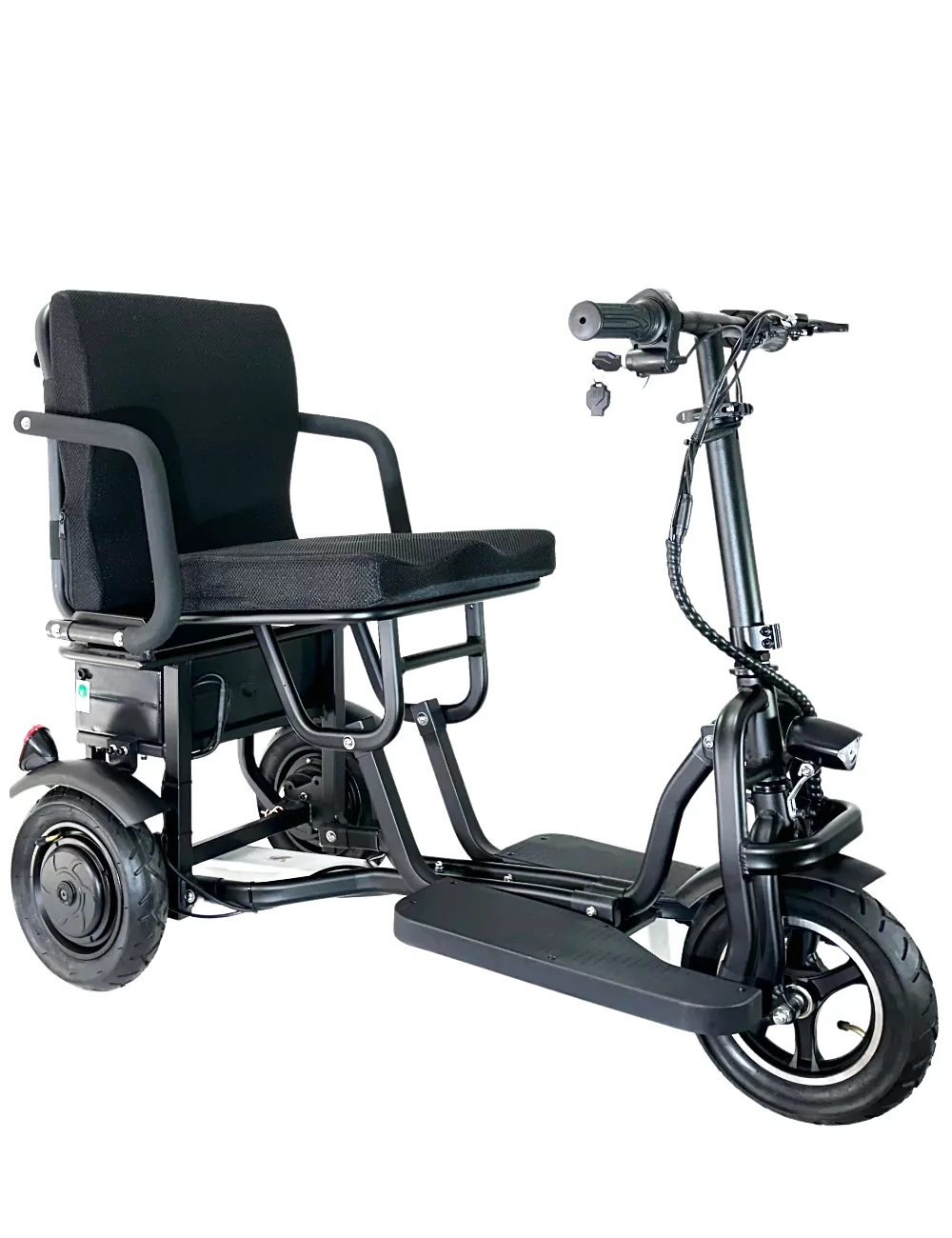 Un scooter de movilidad negro con asiento, reposapiés y manillar. Tiene tres ruedas y un faro. El fondo es blanco.