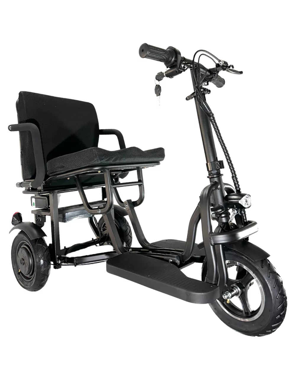 Un scooter de movilidad negro con asiento, manillar y reposapiés. Tiene tres ruedas y un faro. El fondo es blanco.