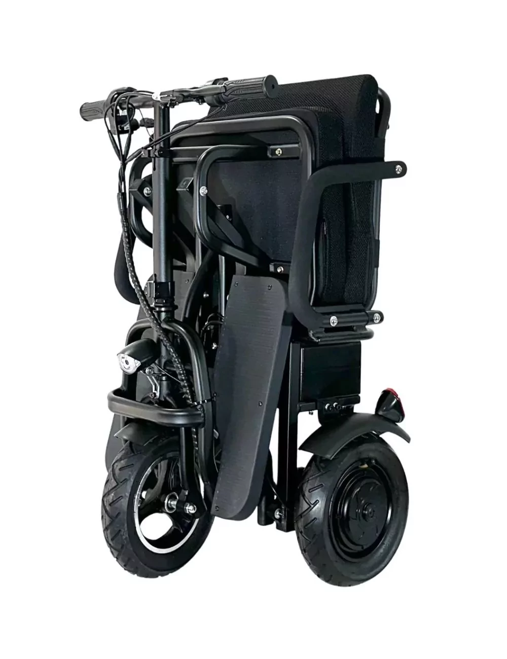 Un scooter de movilidad negro plegado con tres ruedas. Tiene un asiento, manillar y un pequeño faro. El fondo es blanco.