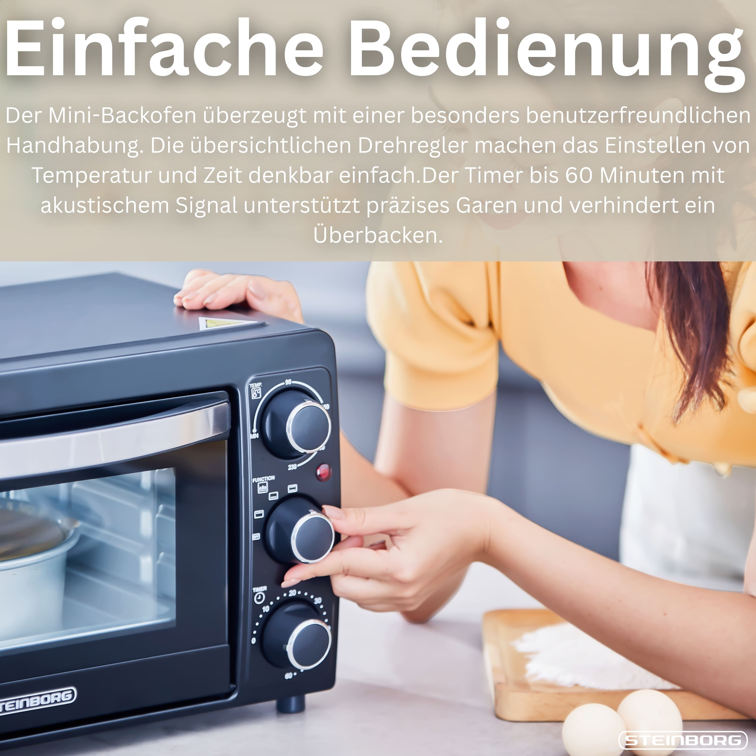 Eine Frau stellt den Timer eines schwarzen Mini-Ofens ein. Zutaten wie Eier und Mehl liegen auf der Theke.
