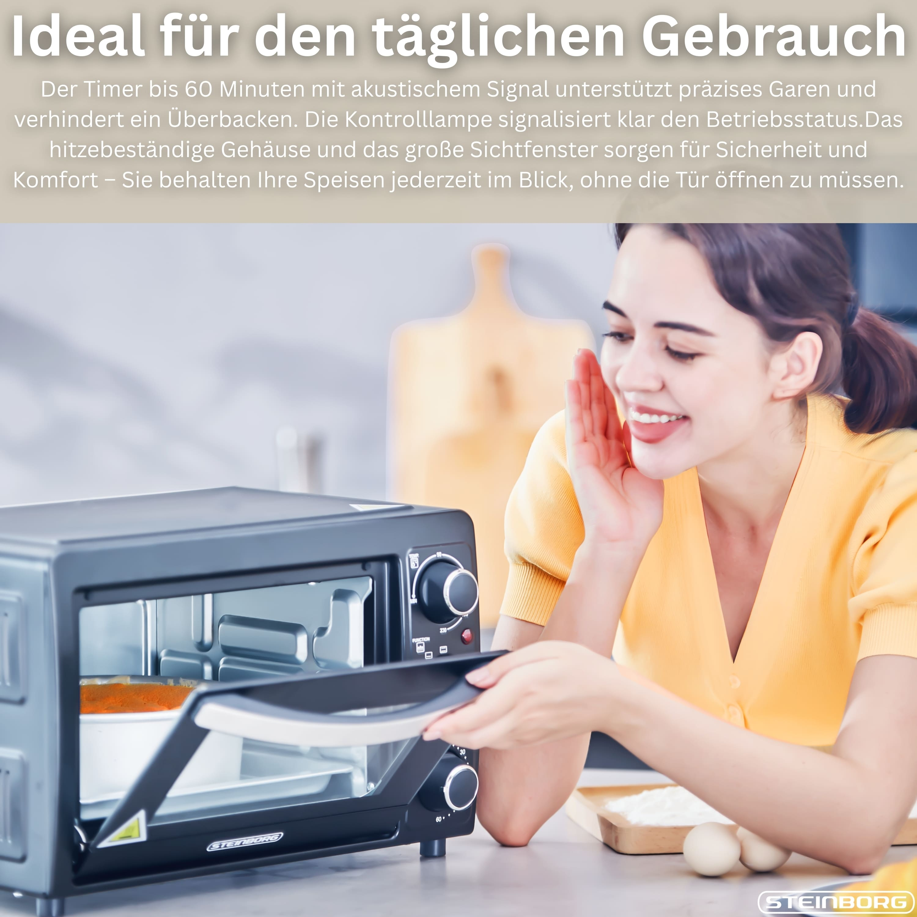 Eine Frau öffnet lächelnd eine Backofentür. Der Ofen ist schwarz und hat einen Timer. Eier und Mehl liegen auf der Theke.