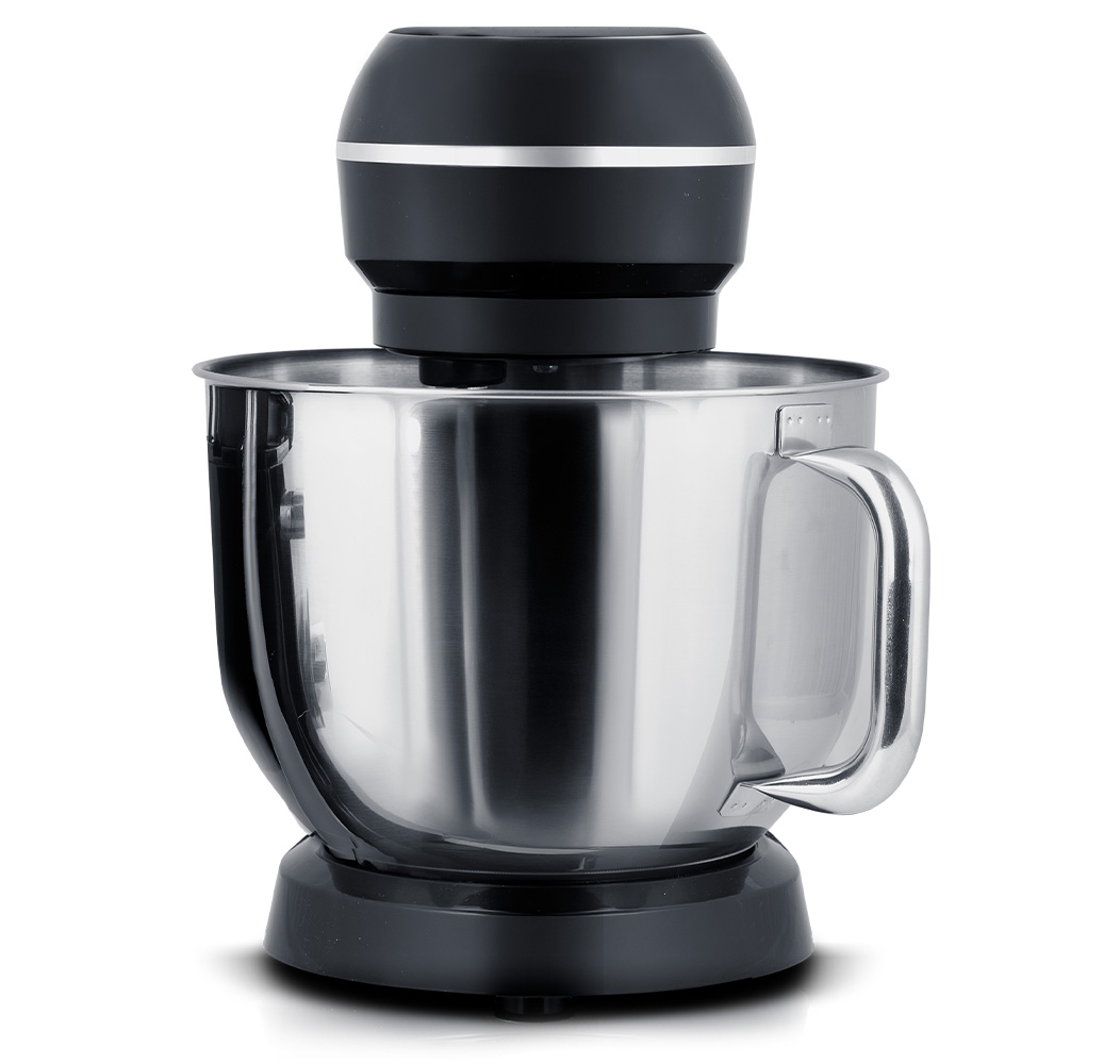 Mikser stojący z czarną obudową silnika i błyszczącą metalową misą. Mikser ma uchwyt na misie i stoi na czarnej podstawie.