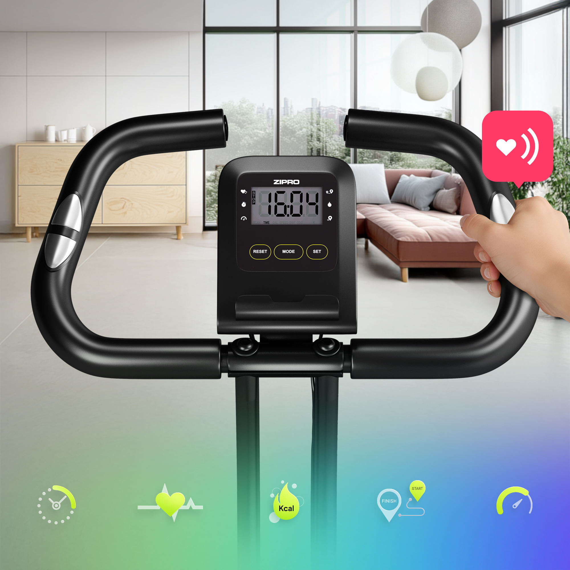 Bicicletta da palestra. Display digitale mostra l'ora. Mano che tiene la maniglia con icona a cuore. Icone per tempo, frequenza cardiaca, kcal e distanza.