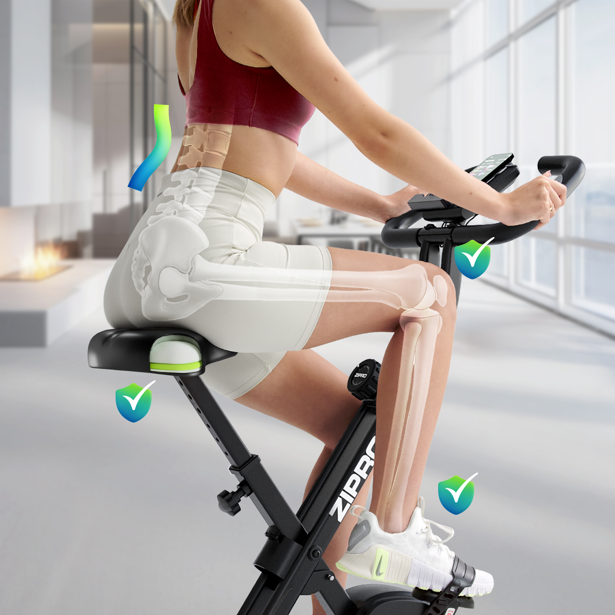 Una donna si allena su una cyclette, con sovrapposizioni scheletriche che mostrano la postura corretta. I segni di spunta evidenziano le aree chiave.