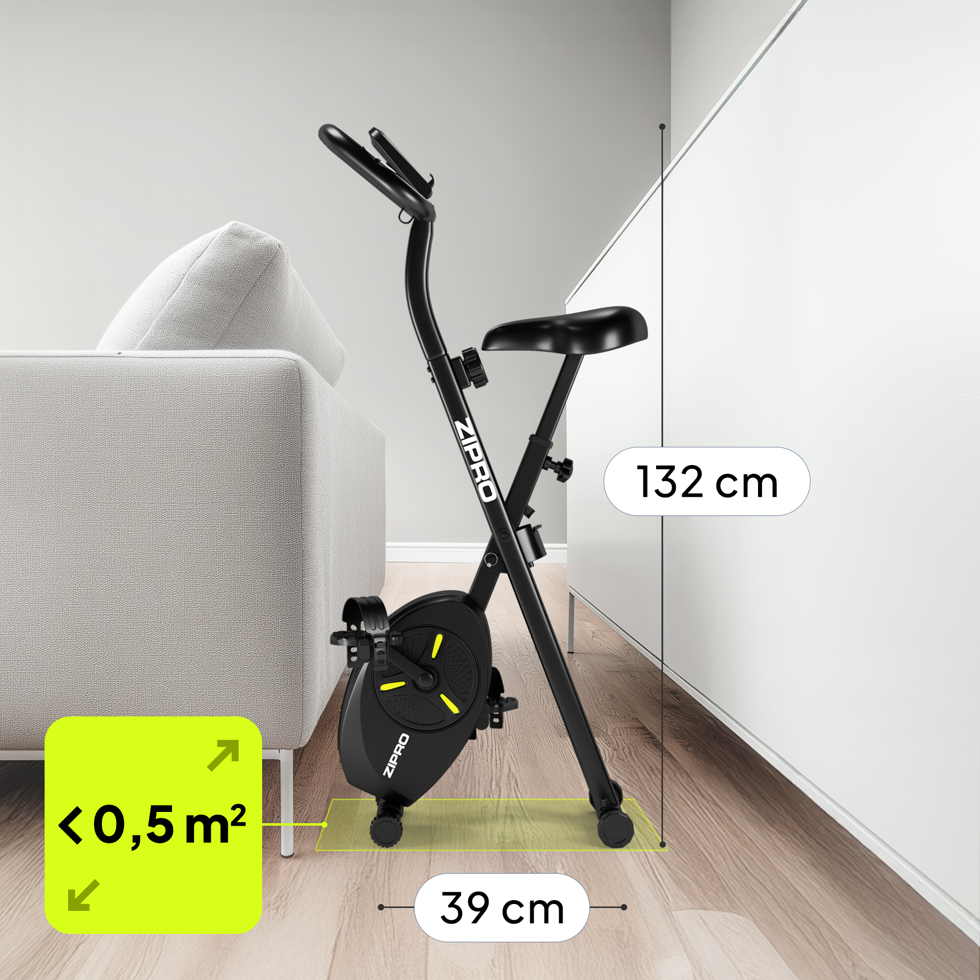 Bicicletta da palestra nera accanto a un divano. Dimensioni: 132 cm altezza, 39 cm larghezza e <lt/>0,5 m² area.