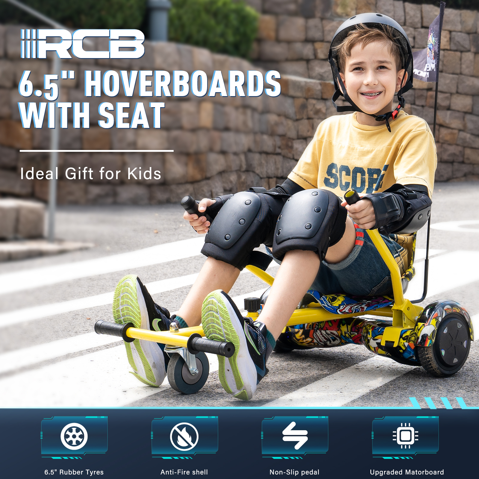 Ein Junge auf einem gelben Hoverboard mit Sitz, mit Helm und Schutzkleidung, auf einem Zebrastreifen.