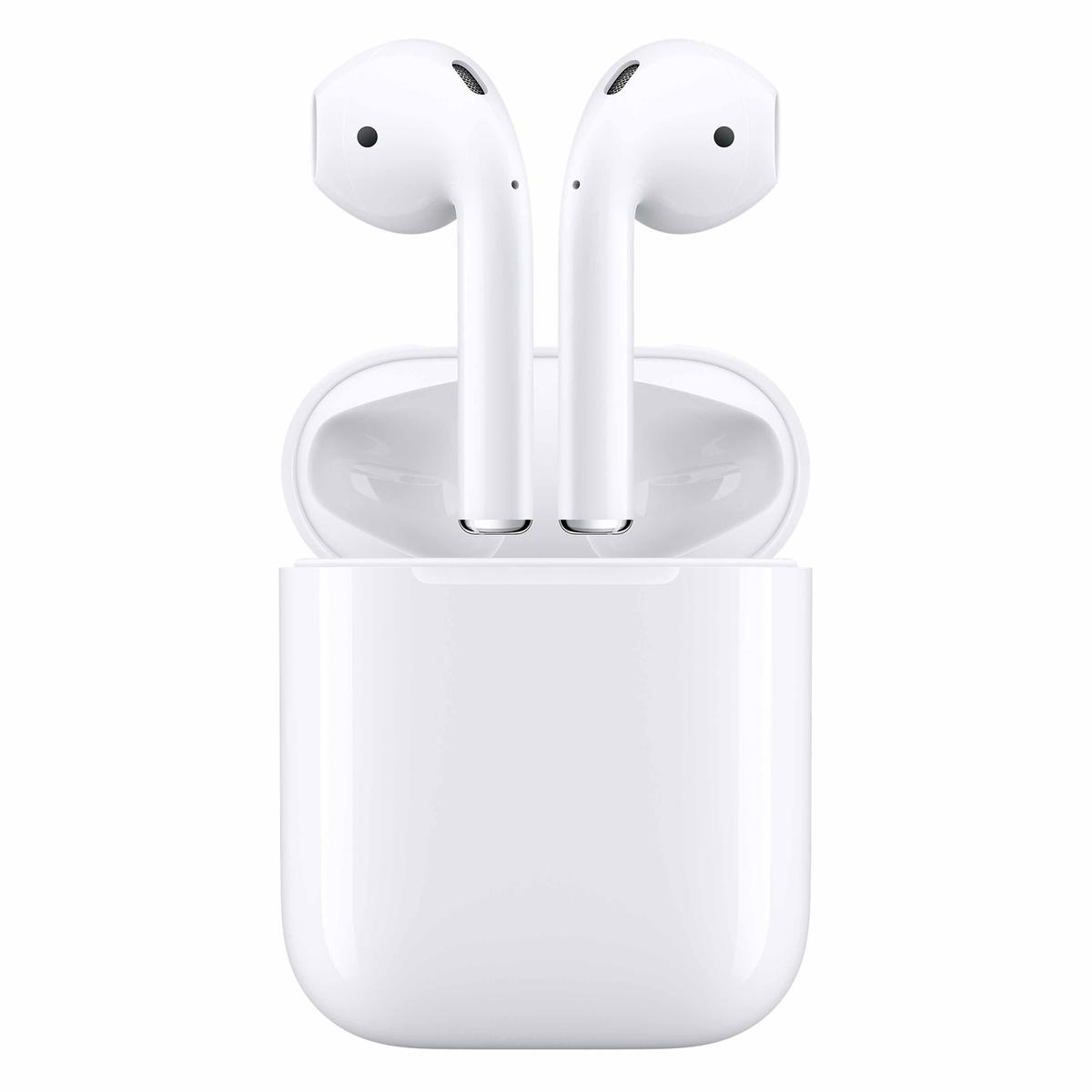 AirPods bianche in una custodia di ricarica, su sfondo bianco. La custodia è aperta, con gli AirPods all'interno.