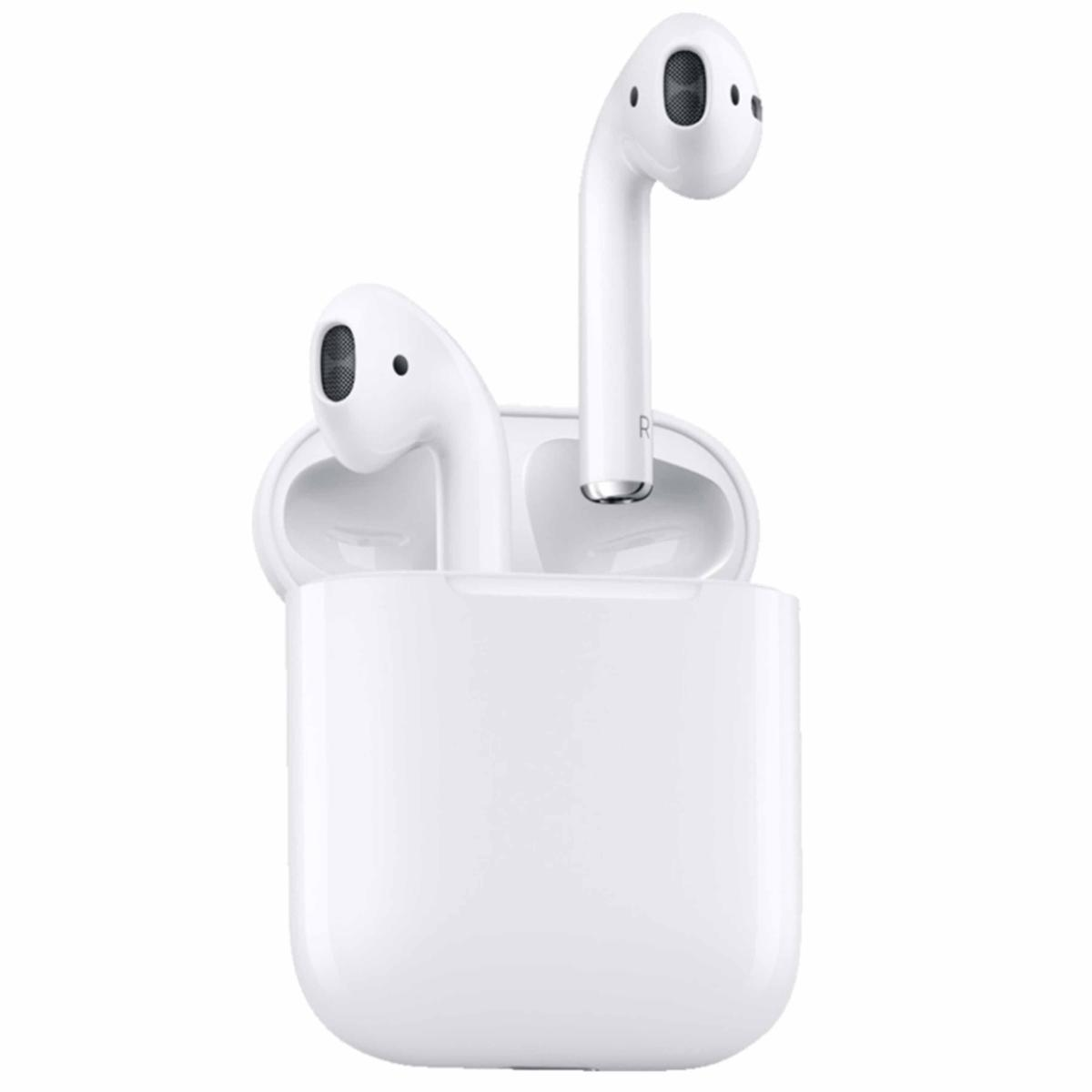 AirPods bianche all'interno di una custodia di ricarica. Un AirPod è fuori dalla custodia. Entrambi hanno una rete altoparlante nera.